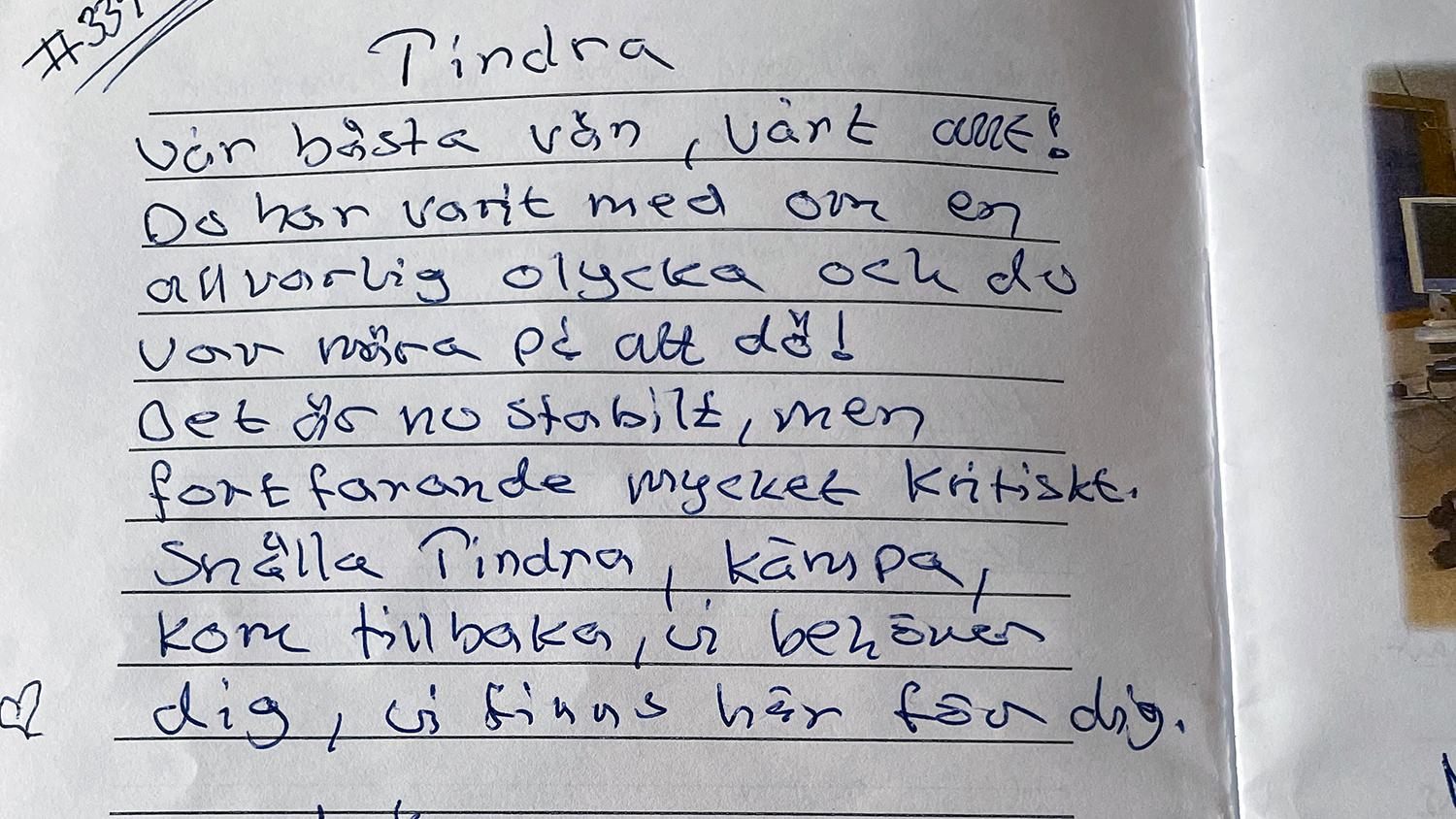 I dag är dagböckerna viktiga minnen för Tindra. Där har vänner och familj skrivit ner sina tankar och berättat om vad som hänt under tiden som Tindra var nedsövd efter olyckan. 