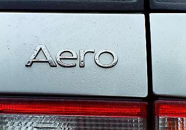 Aero-emblemet är kvar - vill man veta om det är en Hirsch-hulk får man kolla de dubbla avgasrören och Performance-märket på fyrkolvsbromsarna. Eller så kan man testköra bilen - då märker man det ganska snart.