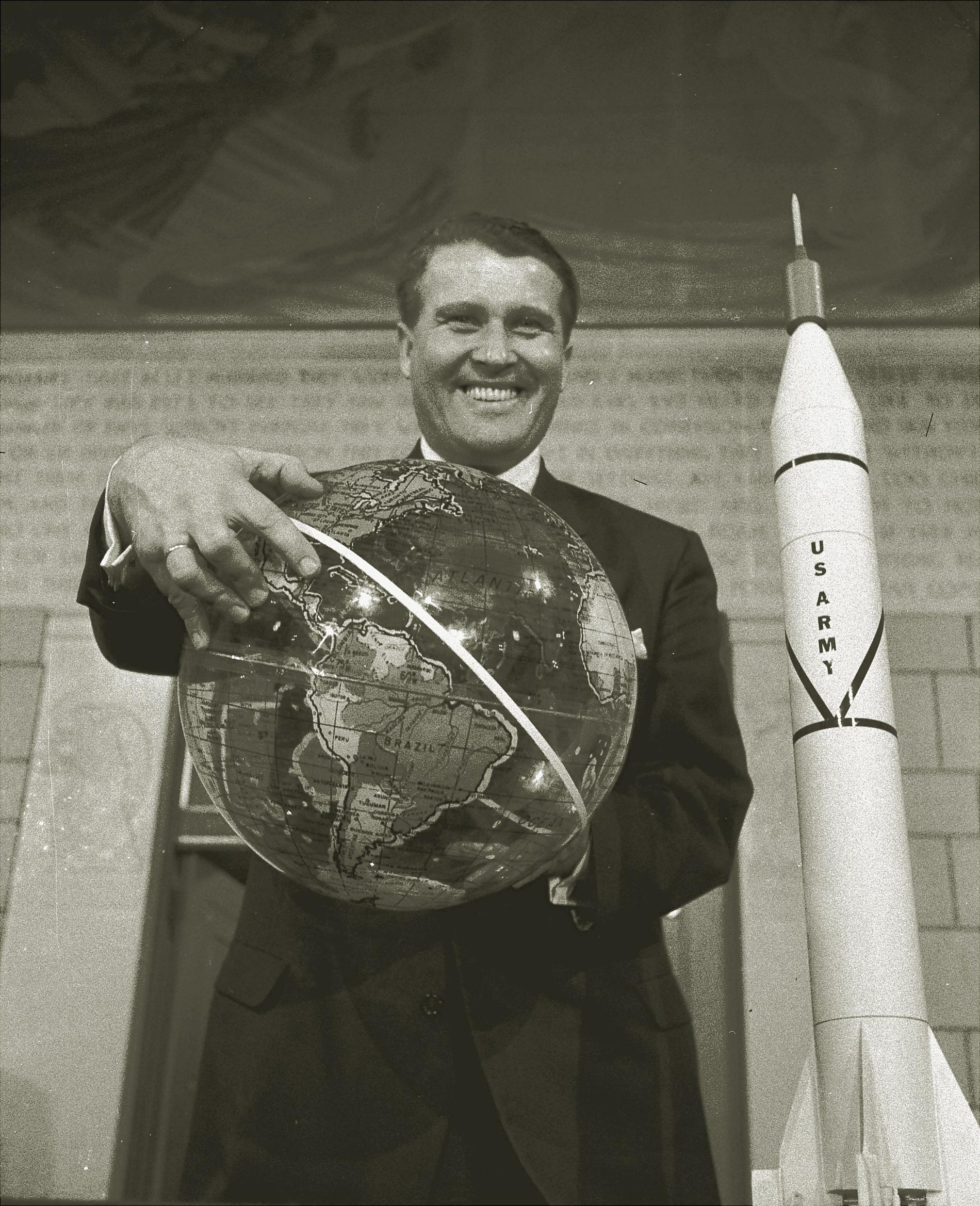Den tidigare nazisten Wernher von Braun var den som låg bakom den stora hjälpraketen, Saturn V, som gjorde det möjligt för rymdfarkosten Apollo 11 att nå månen.