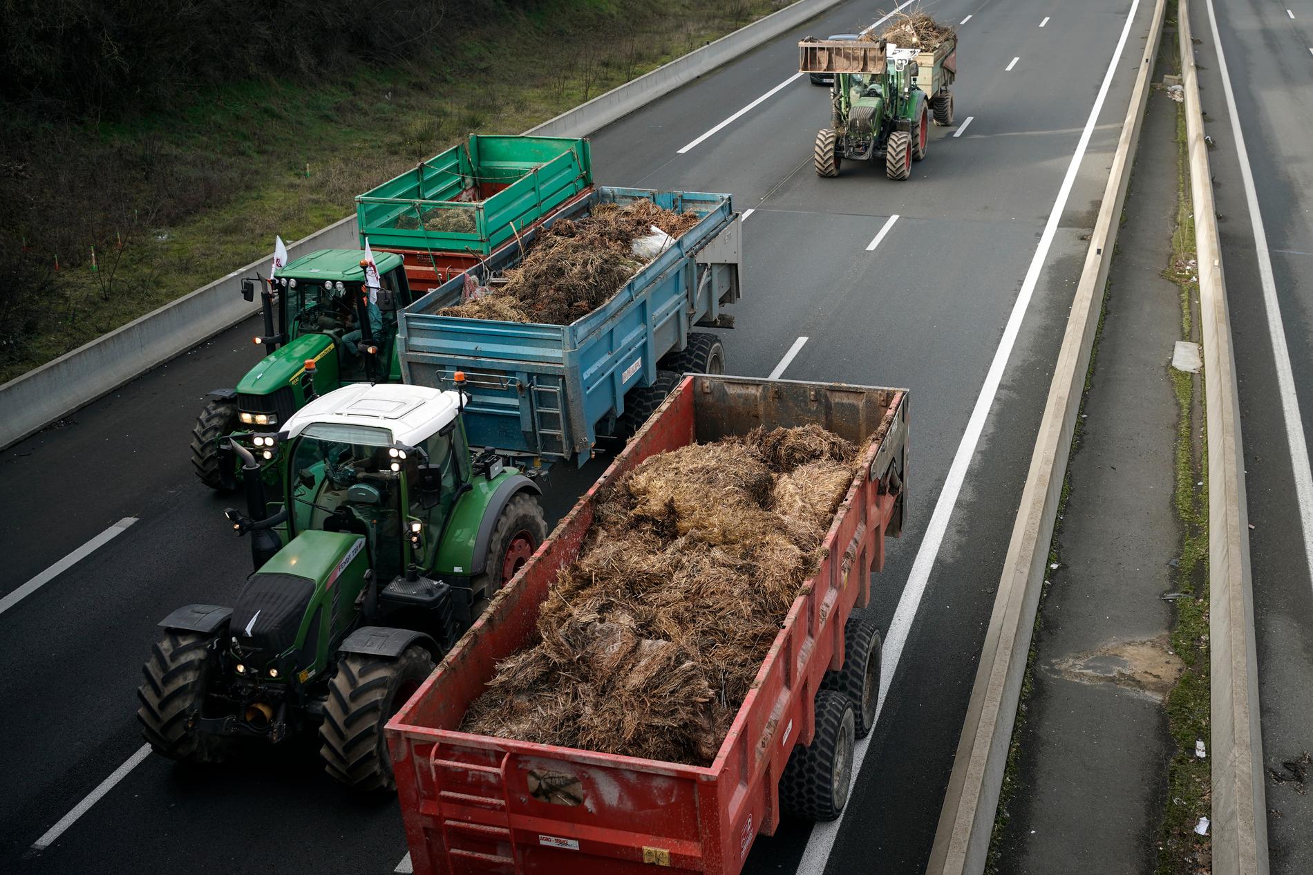 Traktorer med gödsel blockerar motorväg i närheten av Lyon. 