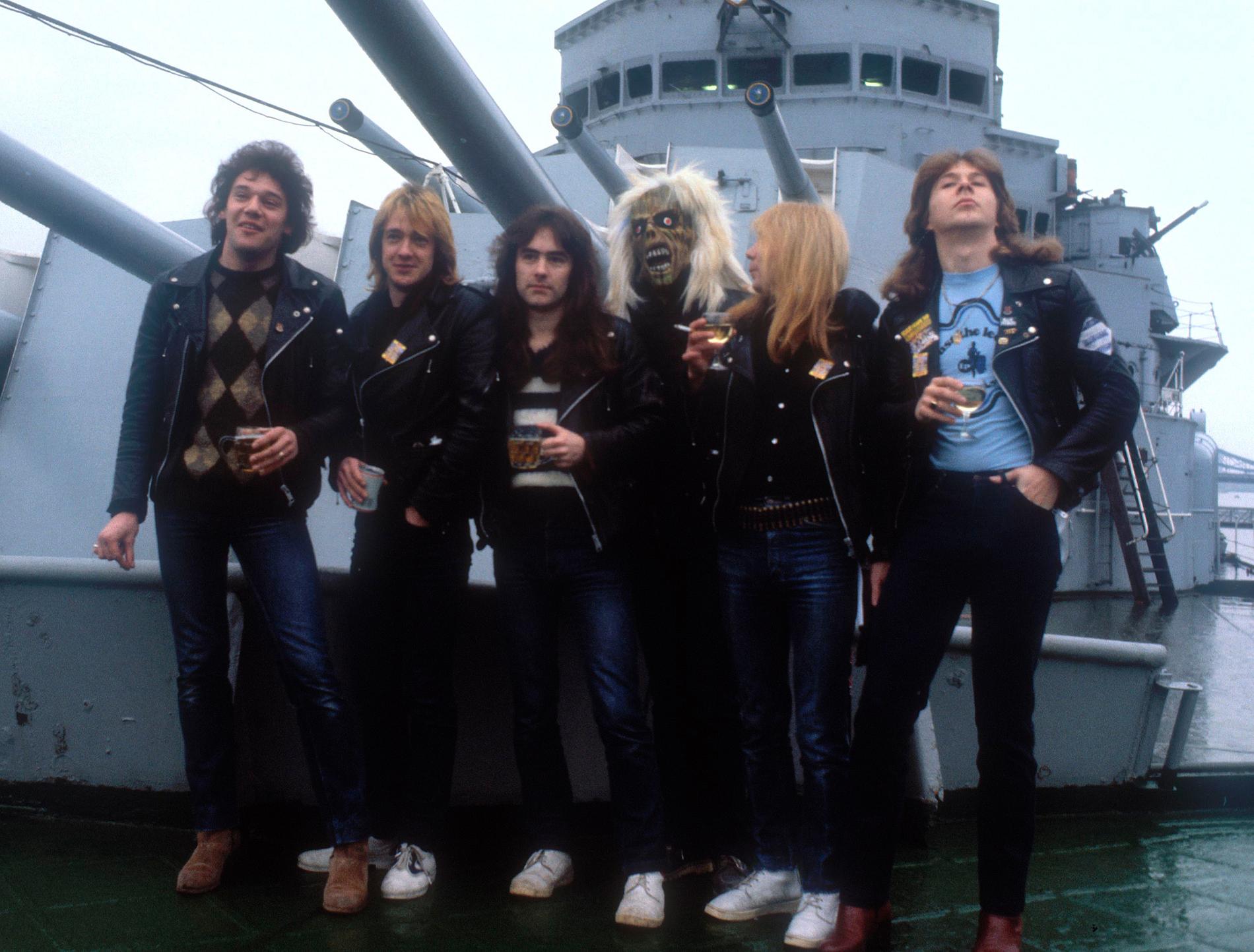 Iron Maiden med Eddie och drycker på en båt med kanoner i februari 1980. Från vänster: Paul Di’Anno, Adrian Smith, Steve Harris, Dave Murray och Clive Burr.