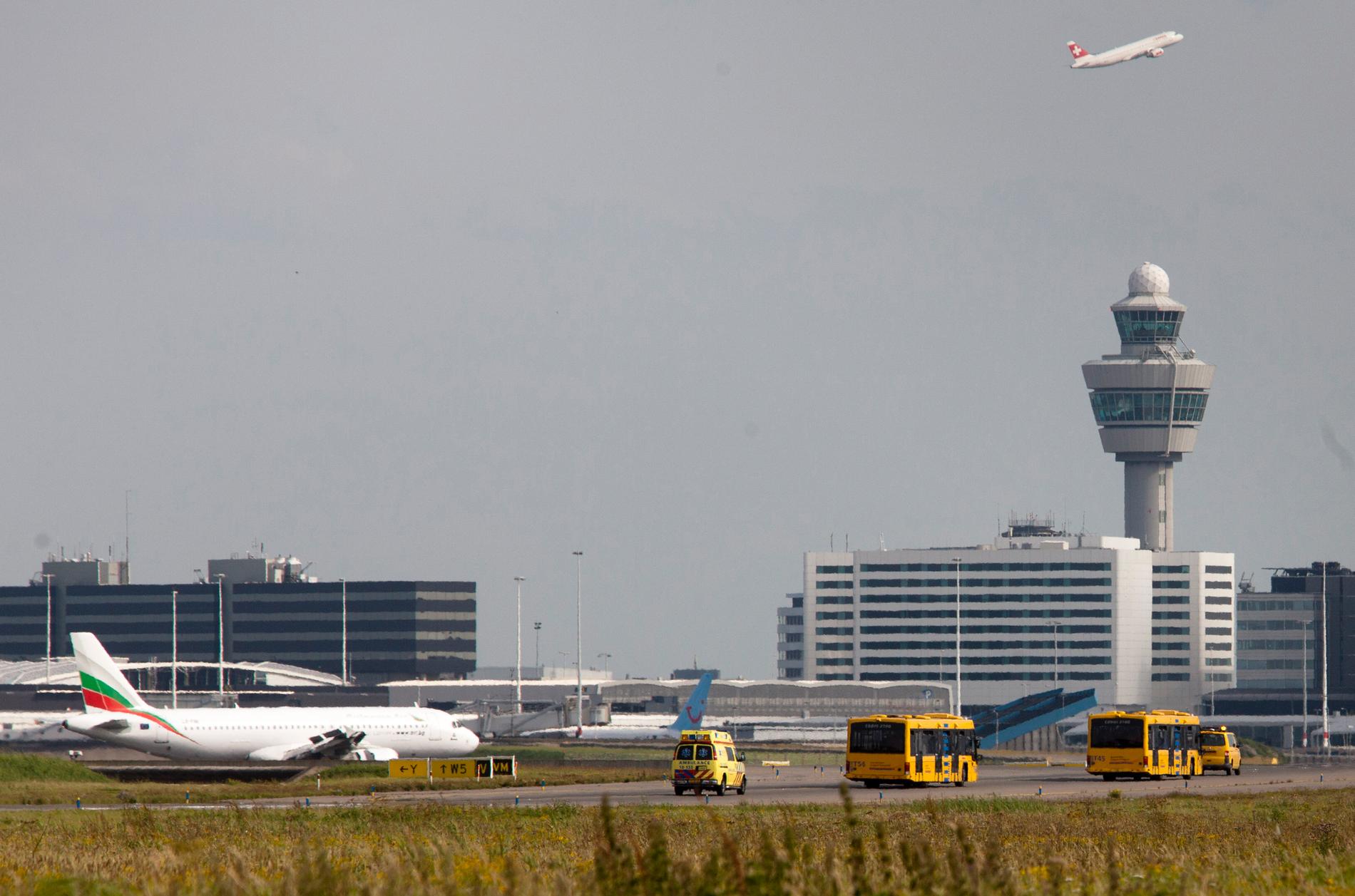 En man smög in i hjulhuset på ett flygplan i Sydafrika och följde med till Nederländerna. Arkivbild på Amsterdamflygplatsen Schiphol.