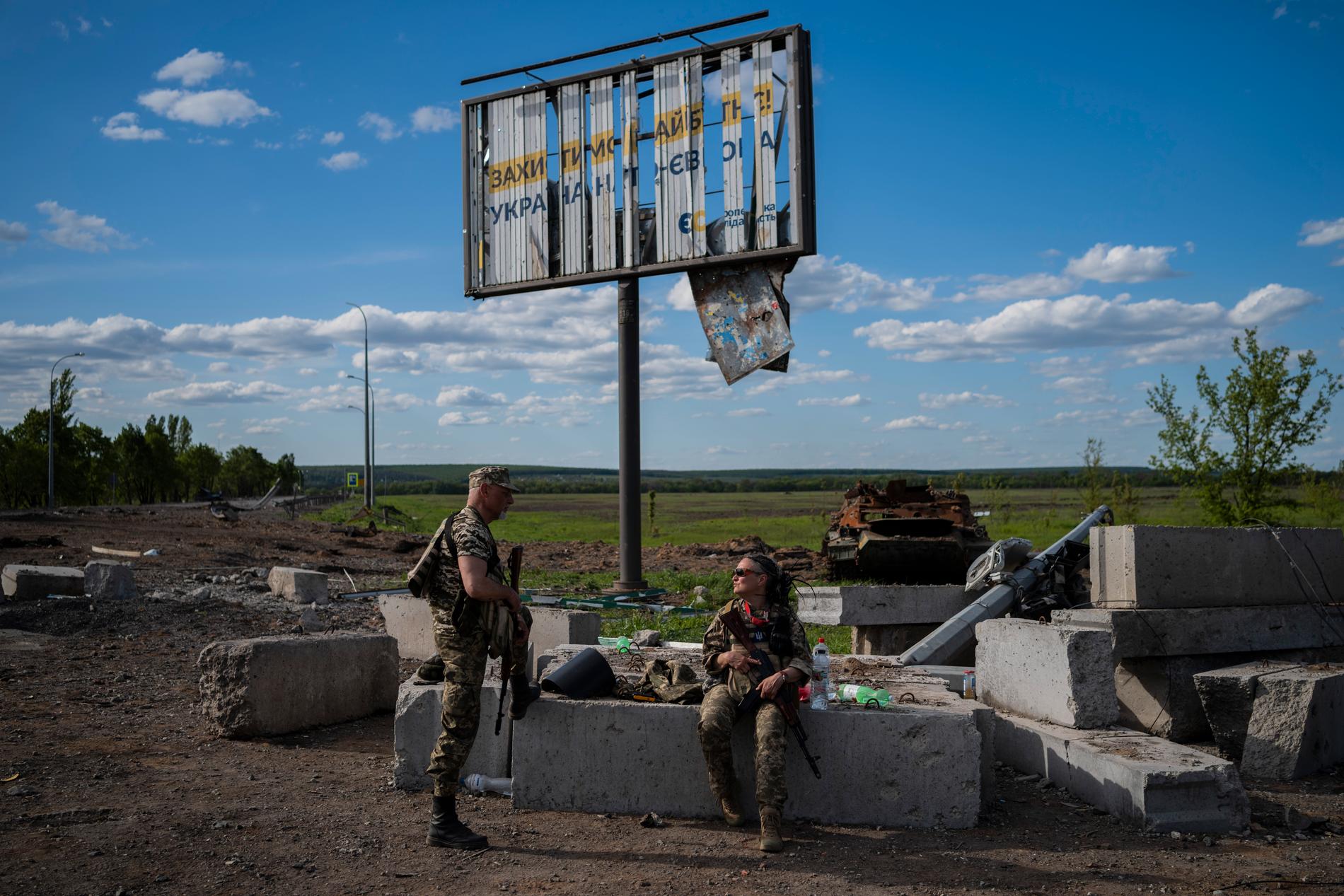 Ukrainska försvarssoldater vaktar område i norra Charkiv.