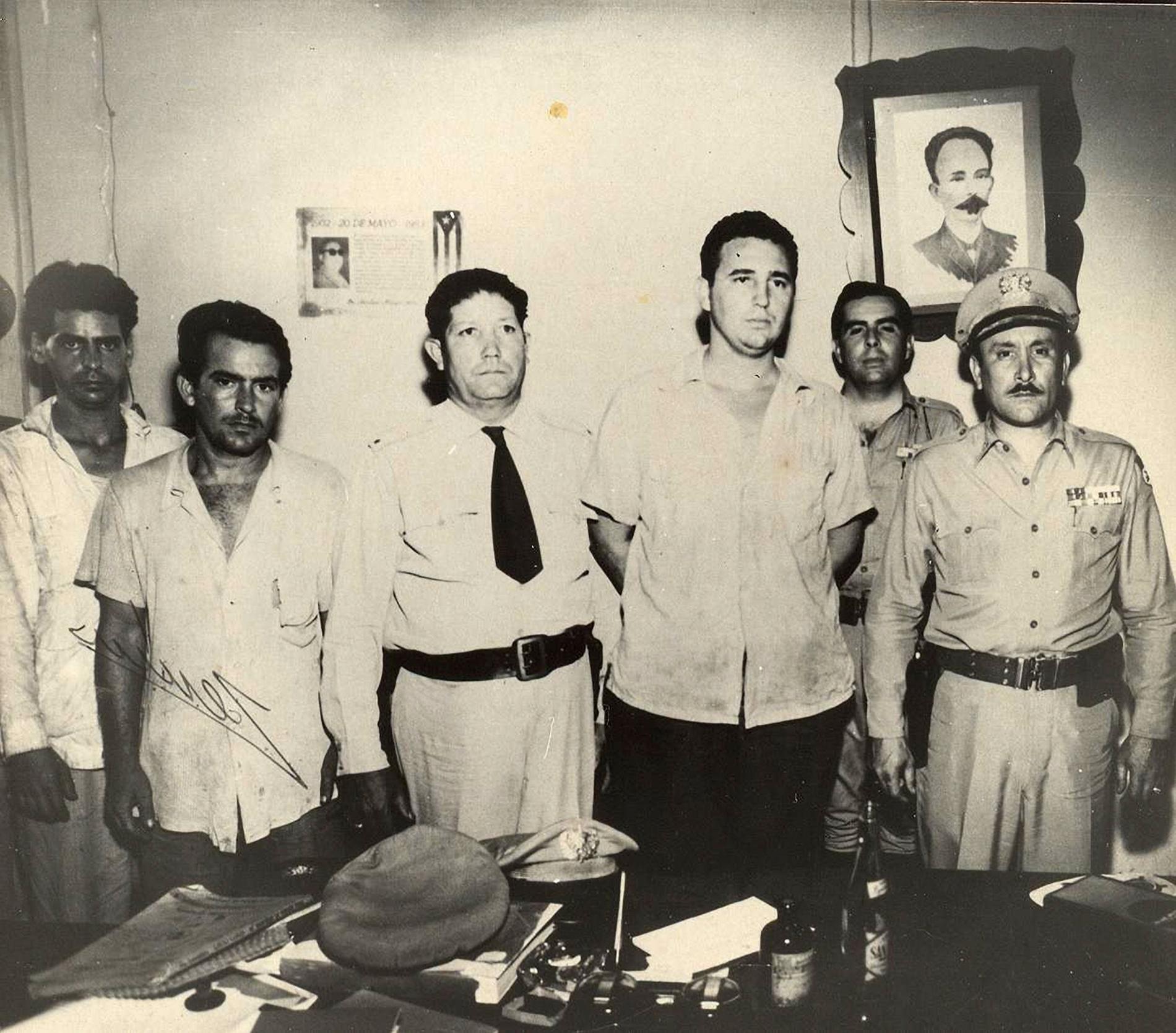 Garnisonen Moncada utanför Santiago de Cuba angreps av Fidel Castro med anhängare den 26 juli 1953. Det misslyckades och större delen gruppen togs till fånga.