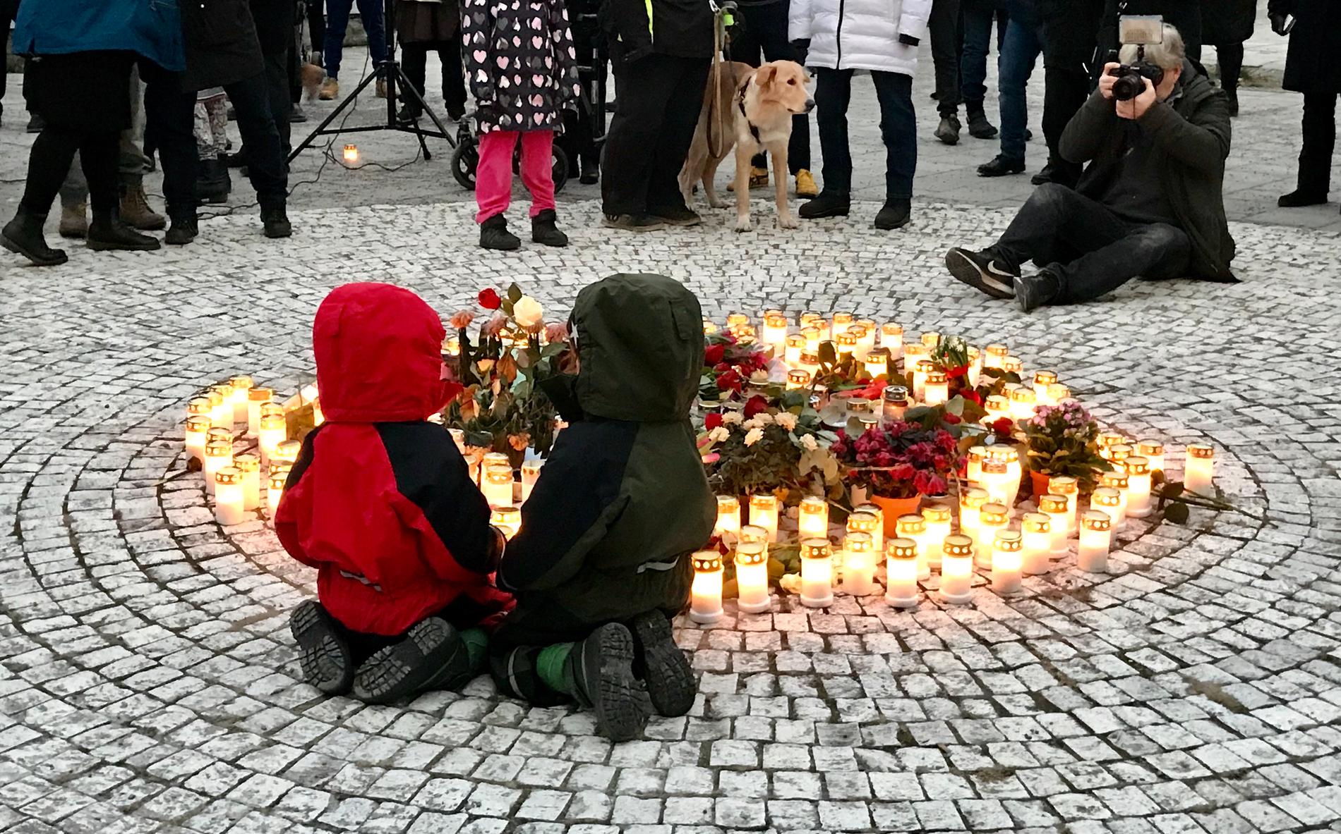 En ljusmanifestation i Vårby gård med anledning av händelsen då en man sprängdes till döds av en upphittad handgranat i januari. Arkivbild.