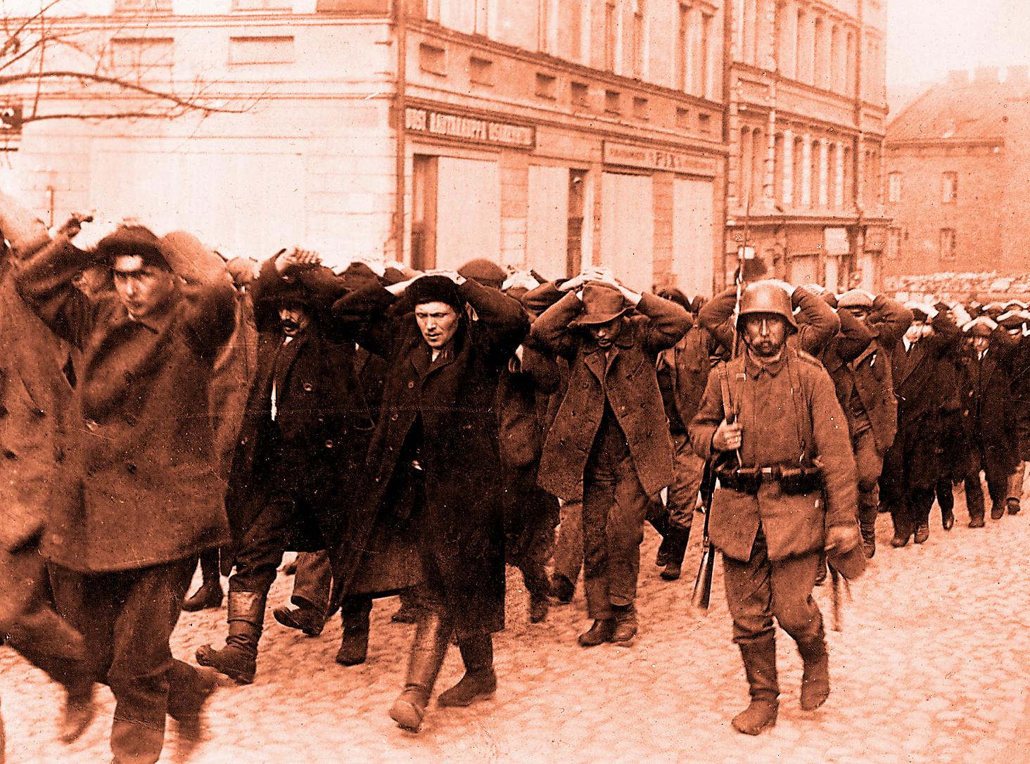 Tillfångatagna  röda förs mot en oviss framtid genom Helsingfors gator 1918. Över 23 500 röda ­dödades efter kriget.