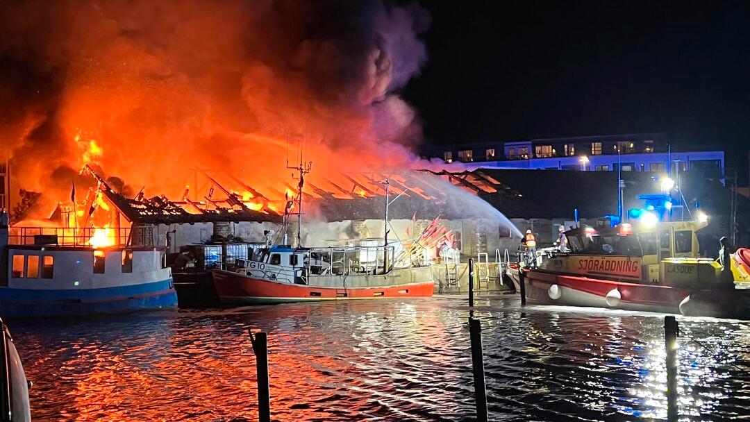 Fullt utvecklad brand i hamnen.