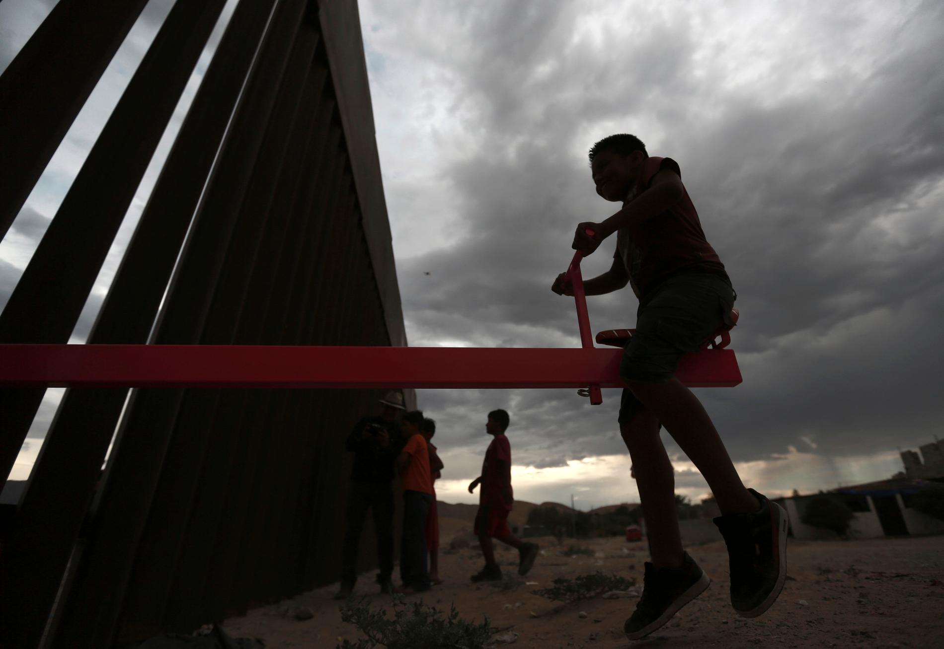 Färre migranter når via Mexiko USA:s gräns, enligt den mexikanska regeringen.