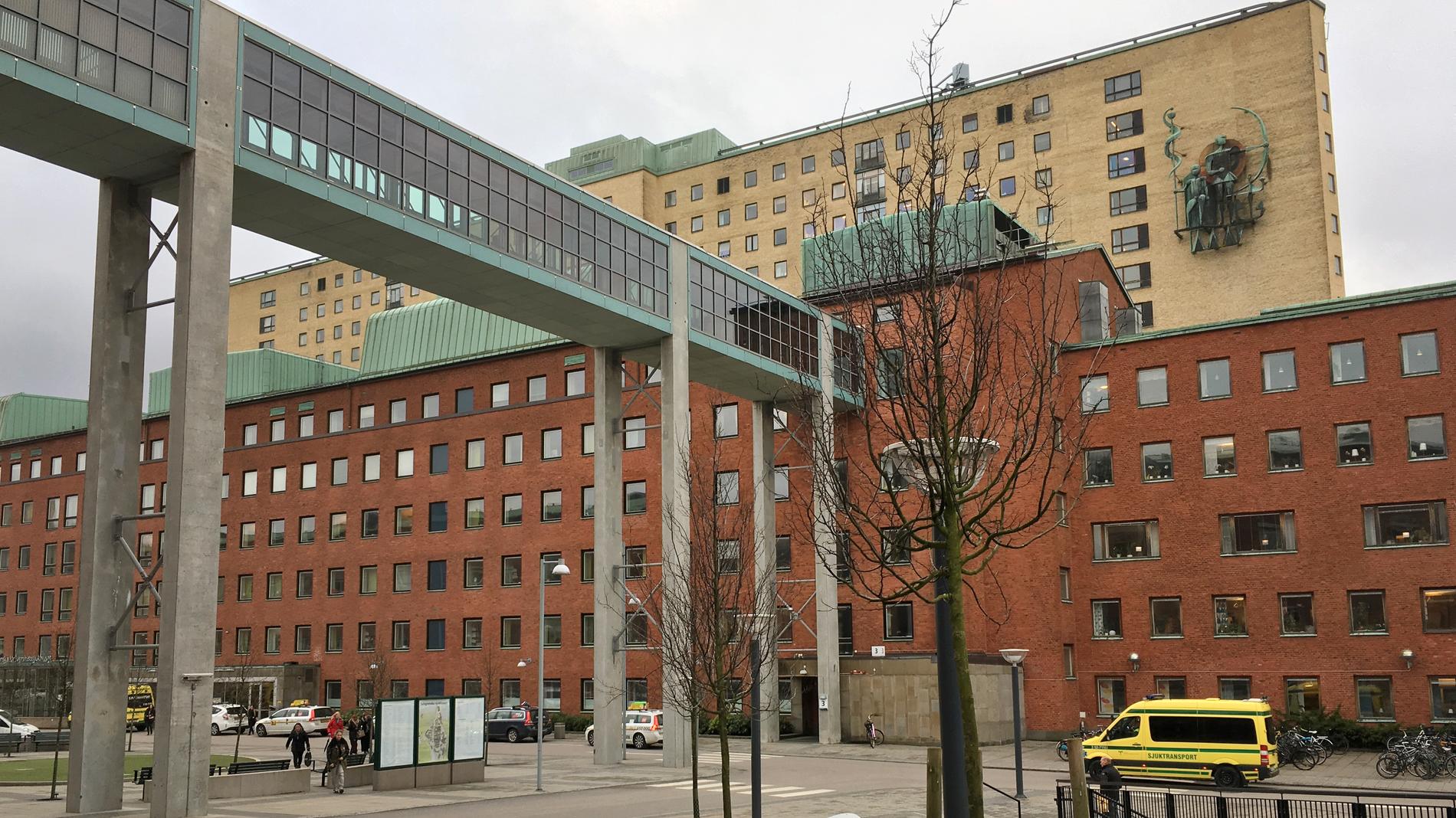Två unga män vårdas på Sahlgrenska universitetssjukhuset med svåra skador efter ett knivöverfall i Göteborg. Arkivbild.