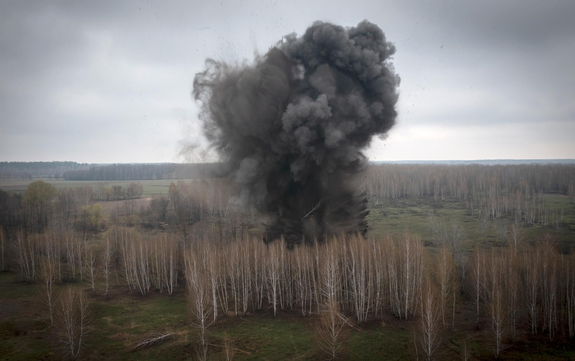 En 250 kilo tung rysk luftbomb detonerar på fälten i närheten av byn Berezivka i Ukraina. Bilden är från förra veckan. 