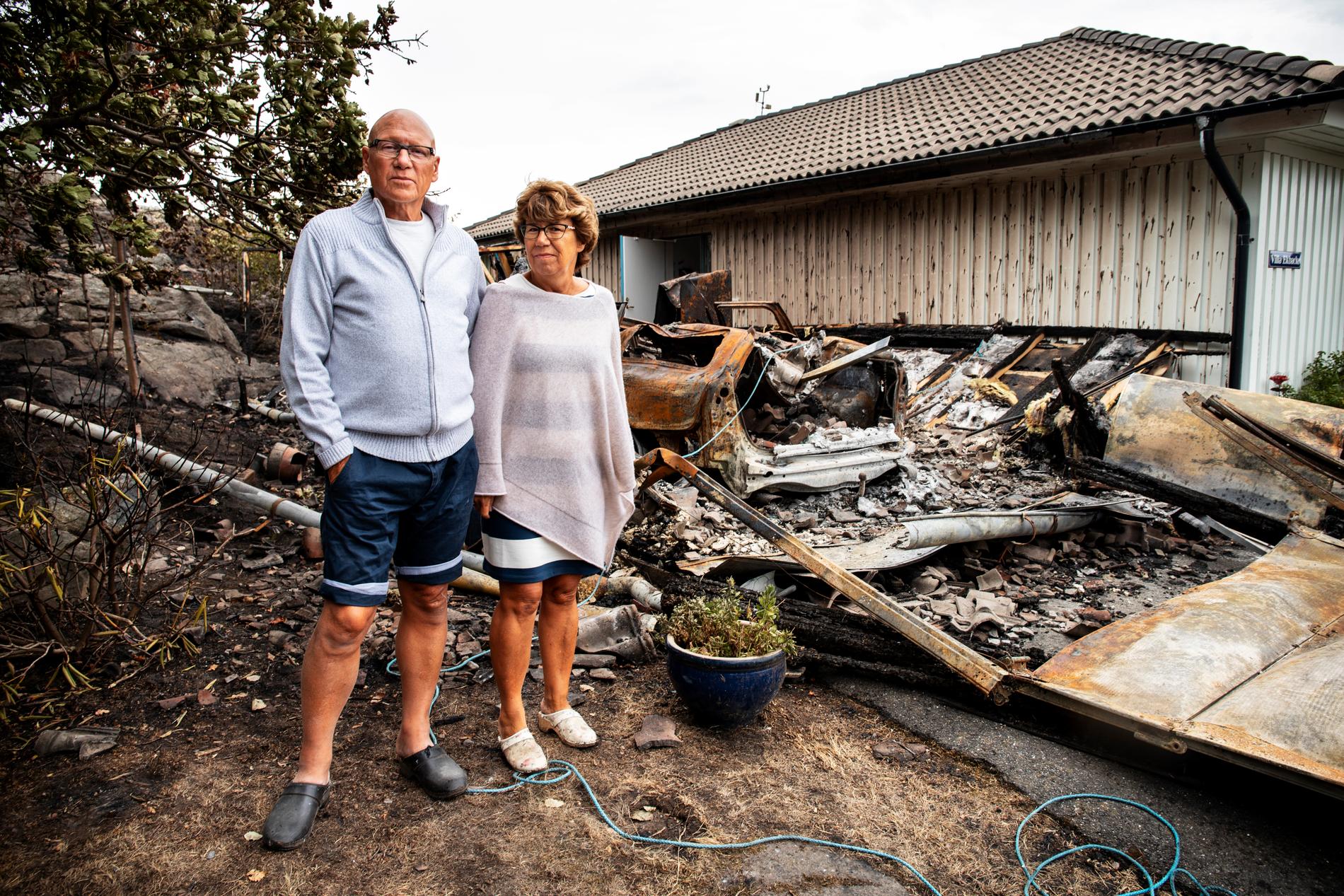 Lasse och Anette Karlsson, Björkö, fick sin bil och garage förstört i den kraftiga branden på ön, men själva huset räddades av brandmän och frivilliga.