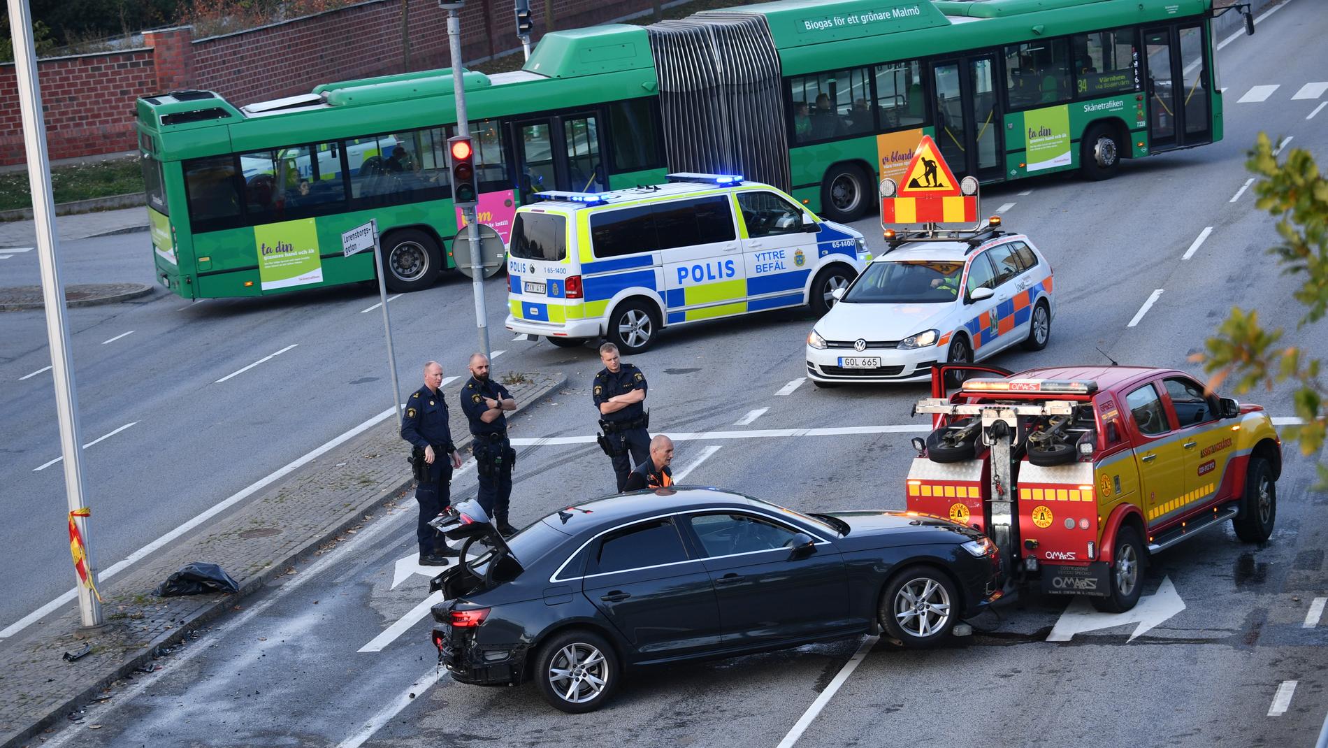 Vid klockan 15.50 blev en polisbil påkörd bakifrån på Lorensborgsgatan i höjd med Rudbecksgatan i Malmö. Tre personer smet från platsen men greps senare.