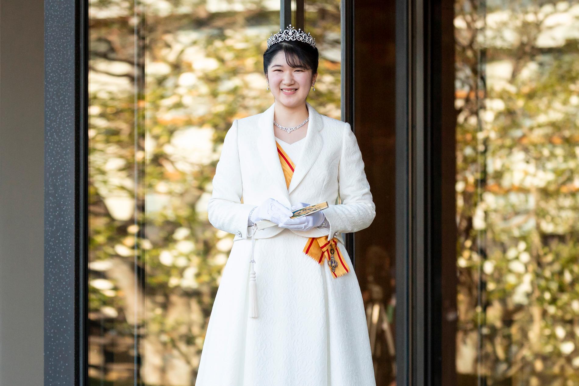 Japans prinsessa Aiko har fyllt 20 och är därmed en myndig japansk medborgare. Här framträder hon vid palatset i Tokyo på söndagen.