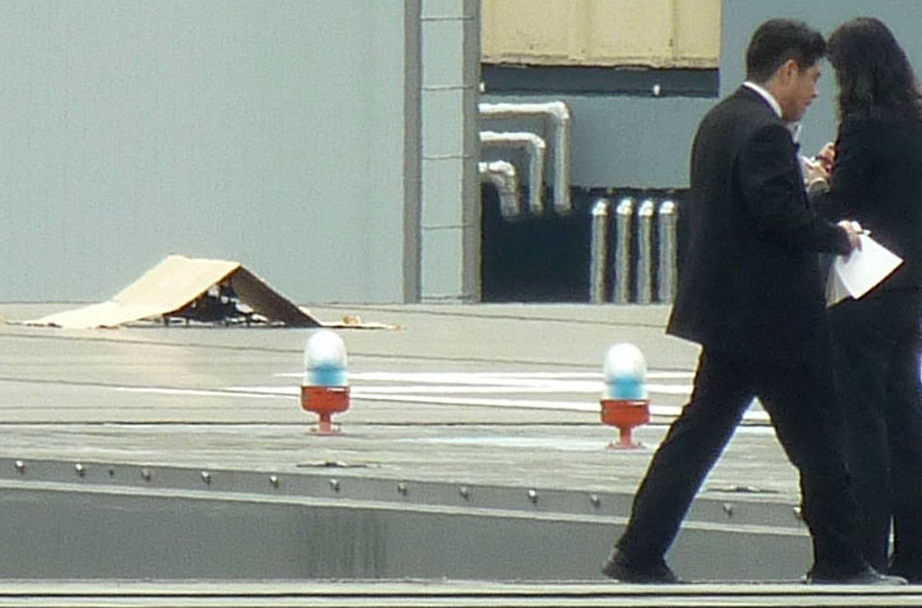 En drönare landade i centrala Tokyo med en behållare med radioaktivt innehåll.