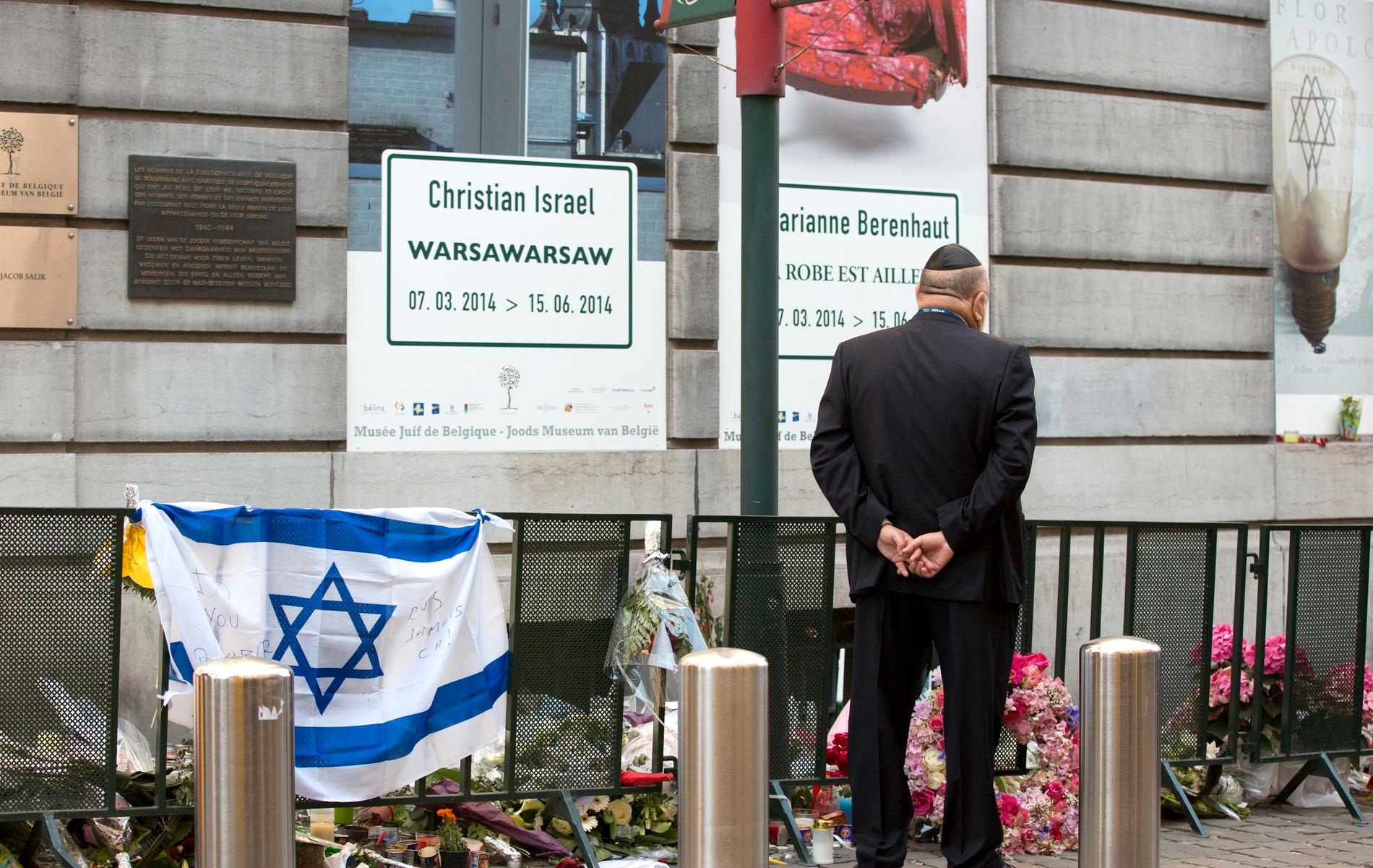 Blommor och flaggor sattes upp för att hedra offren efter terrordådet mot Judiska museet i Bryssel i maj 2014. Arkivbild.