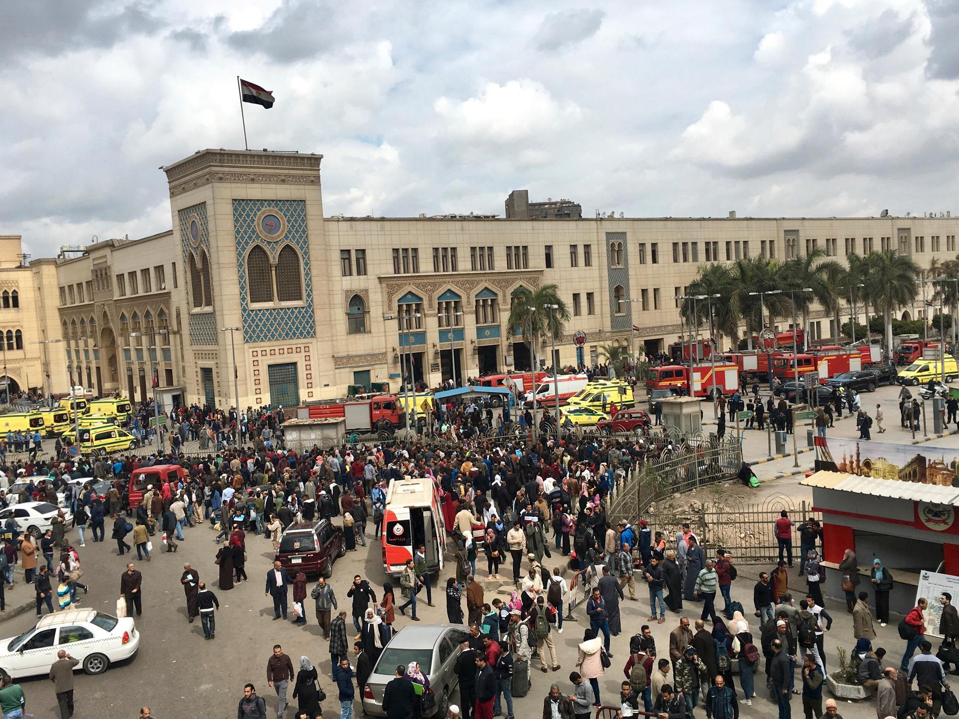 Ambulanser utanför stationen i Kairo.