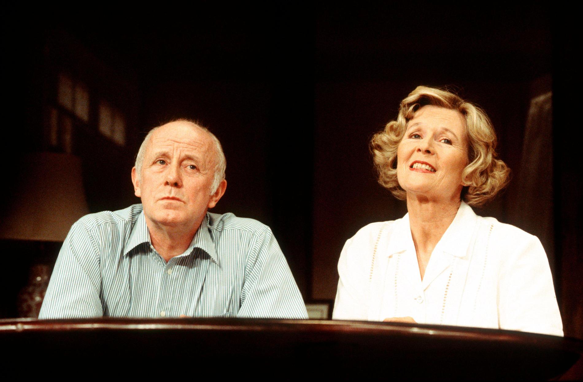 Richard Wilson och Angela Thorne i ”The Weekend” av Michael Palin på Strand Theatre i London i 1994.