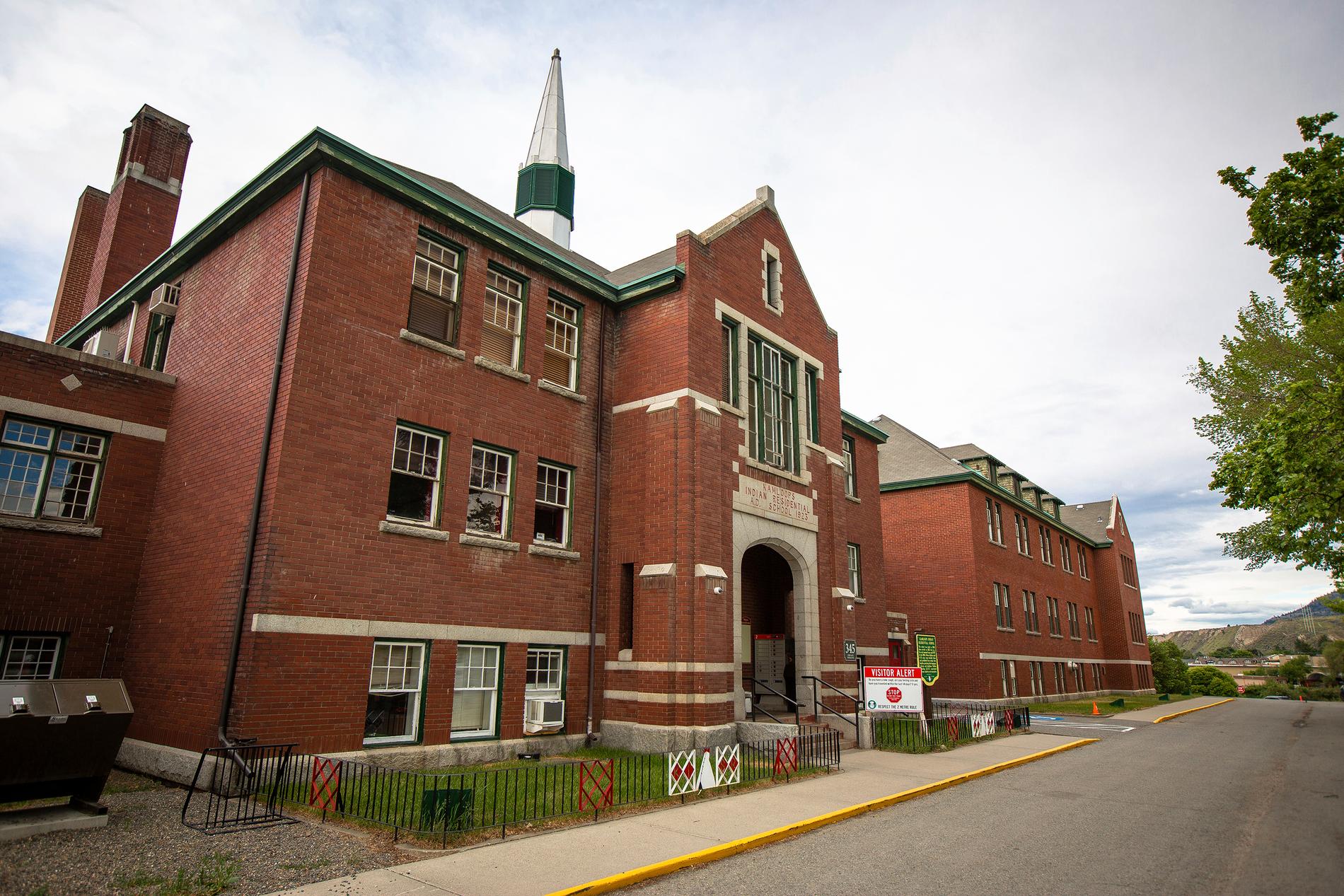 Skolan, Kamloops Indian residential school, grundades 1890 av den romersk-katolska kyrkan och stängde 1978. 