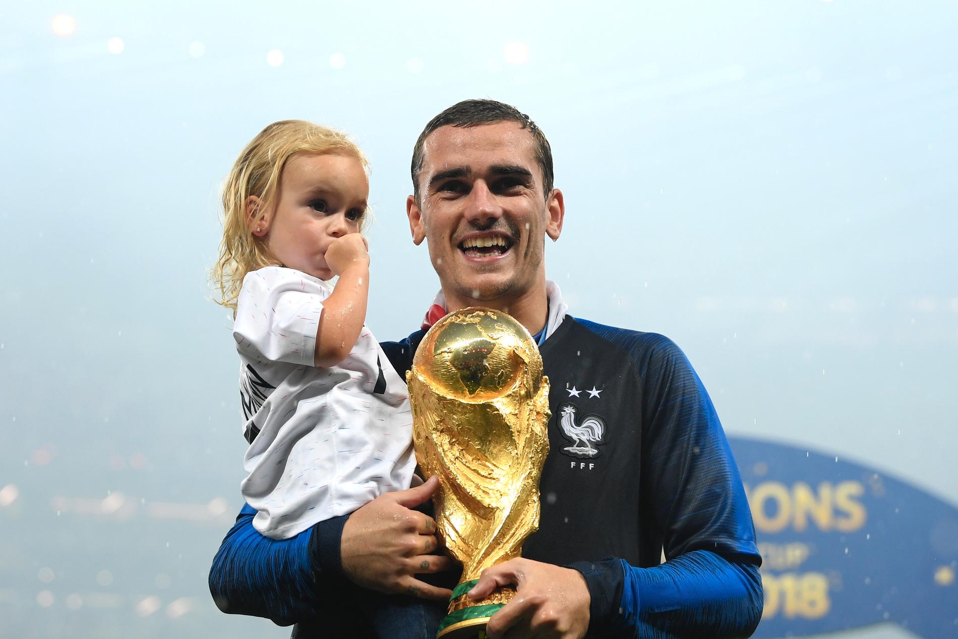 Antoine Griezmann med sin äldsta dotter Mia i samband med Frankrikes VM-guld 2018.