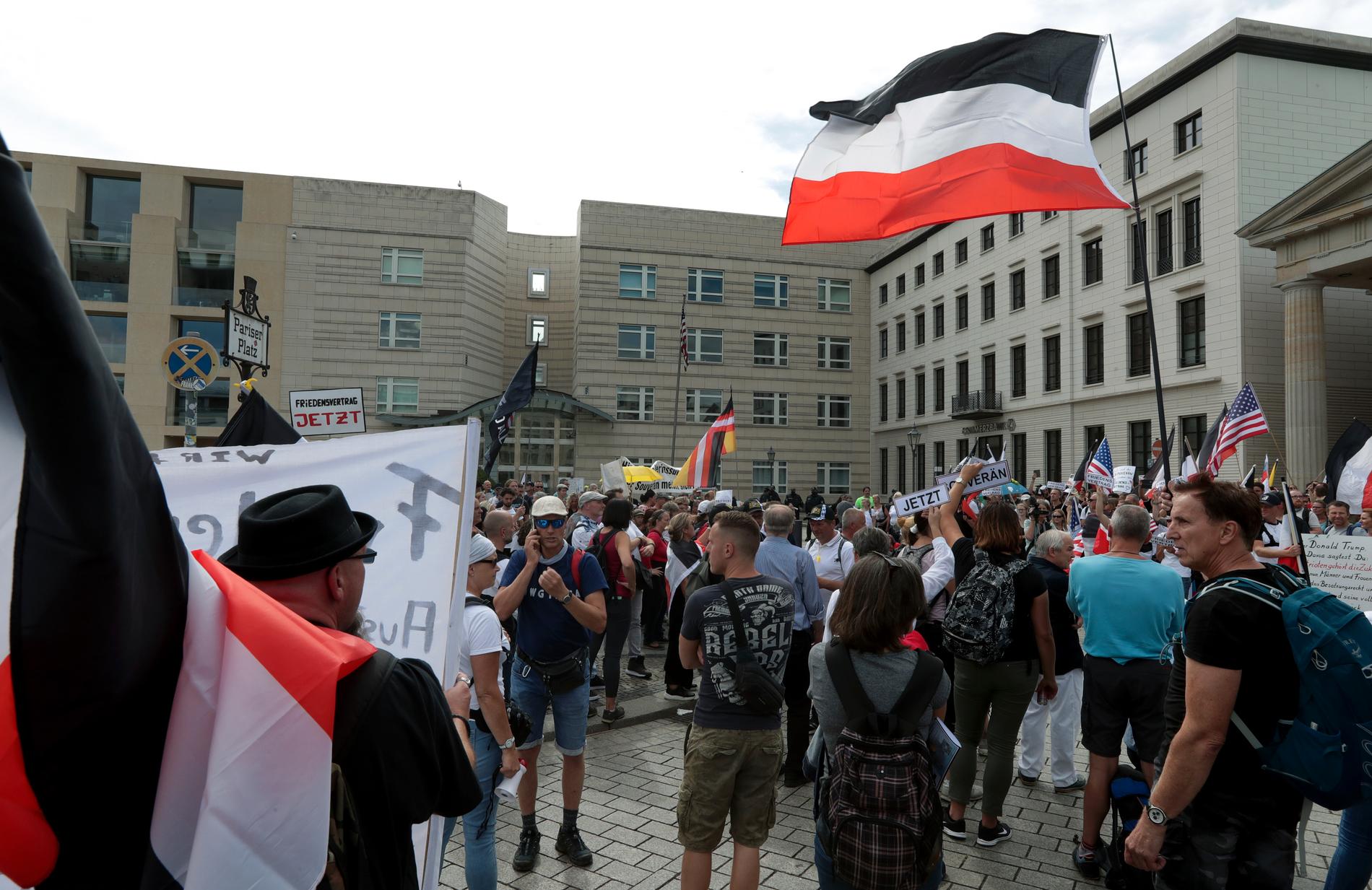 Det tyska kejsardömets flagga används ofta av högerradikala och högerextrema grupper i Tyskland. Här vid en demonstration på Pariser Platz i Berlin i augusti.