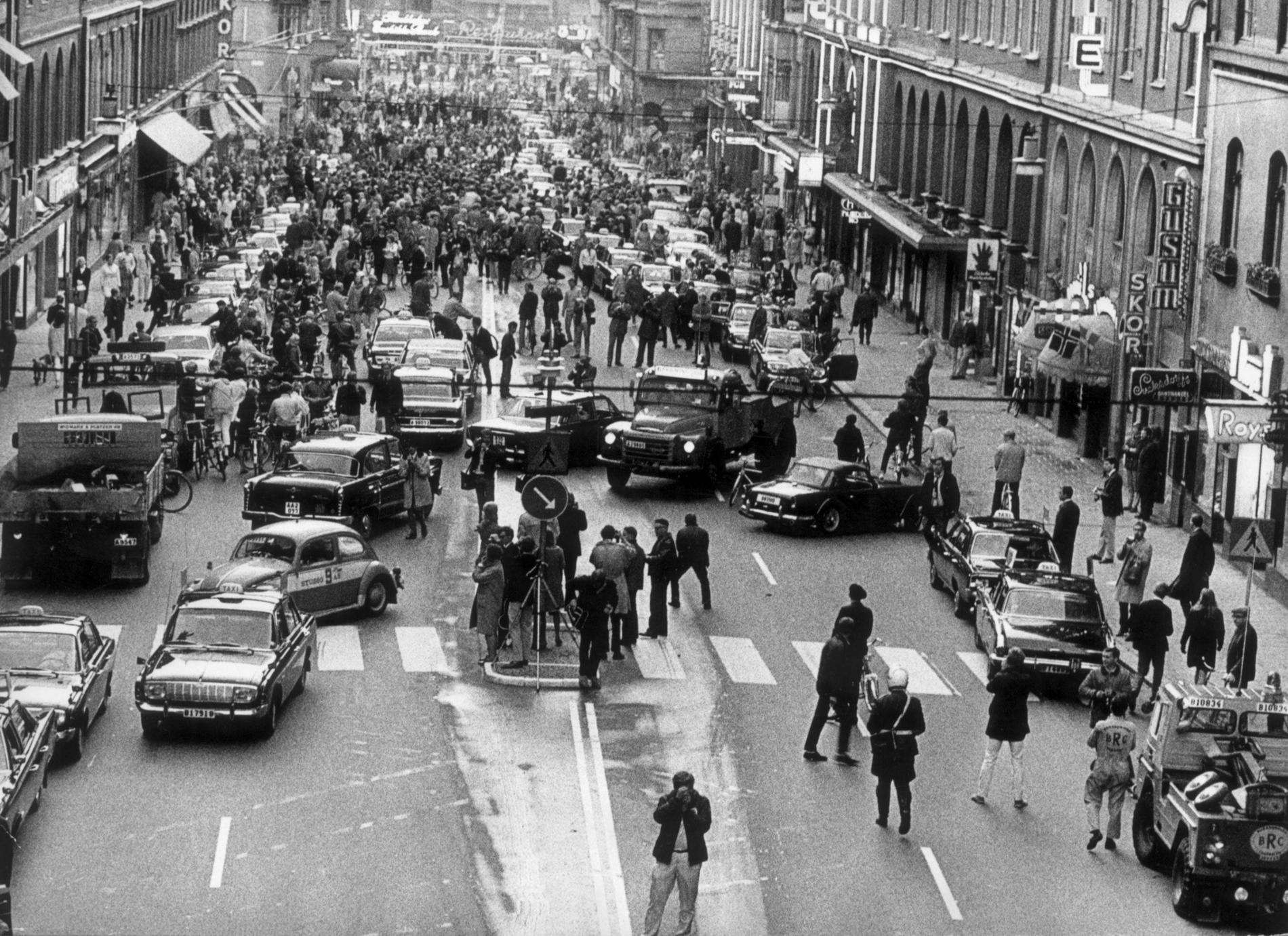 Kungsgatan i Stockholm i det ögonblick som trafikanterna gick över från vänster- till högertrafik, den 3 september 1967.