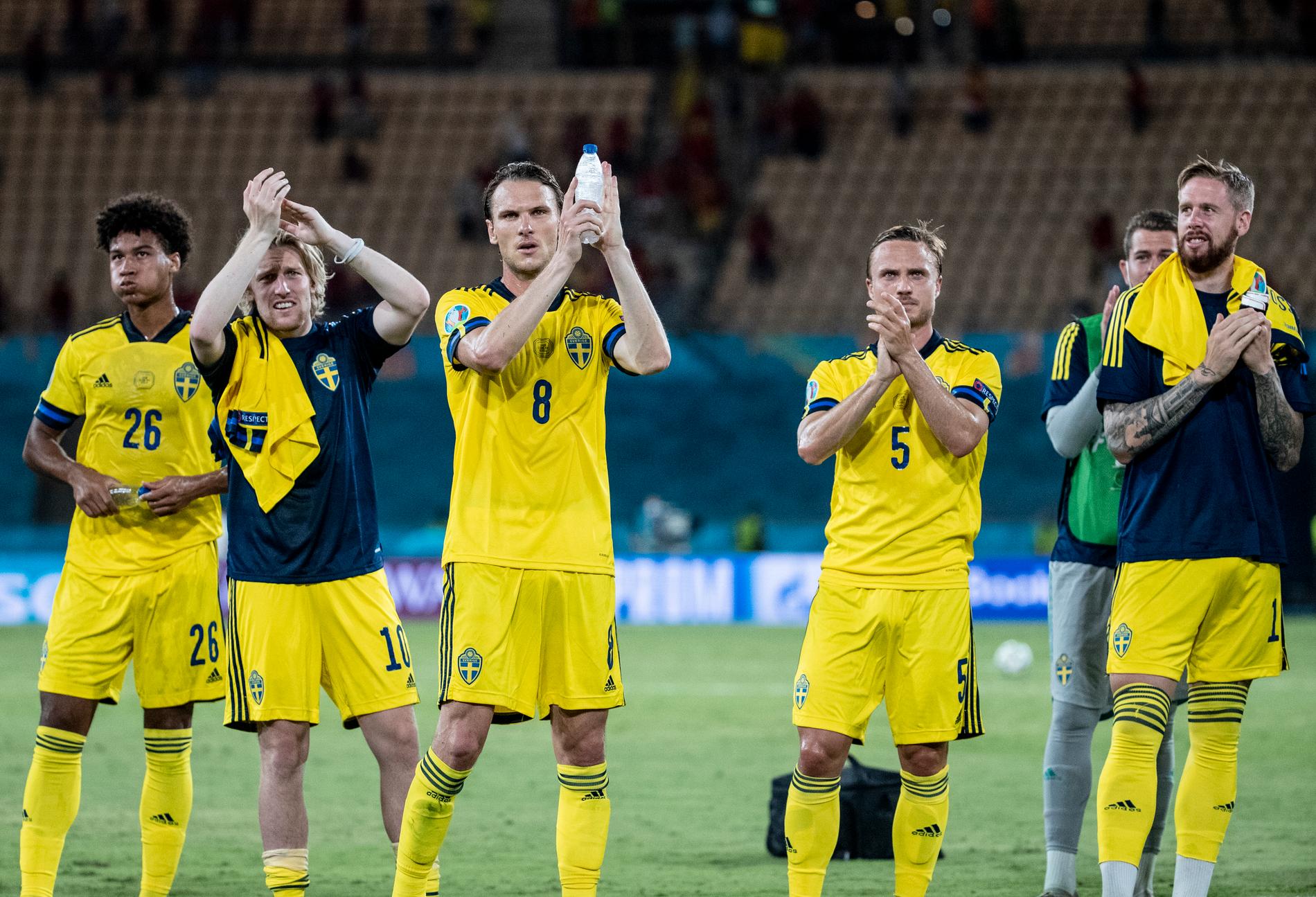 De svenska spelarna tackar publiken efter EM-matchen mot Spanien på Estadio La Cartuja i Sevilla.
