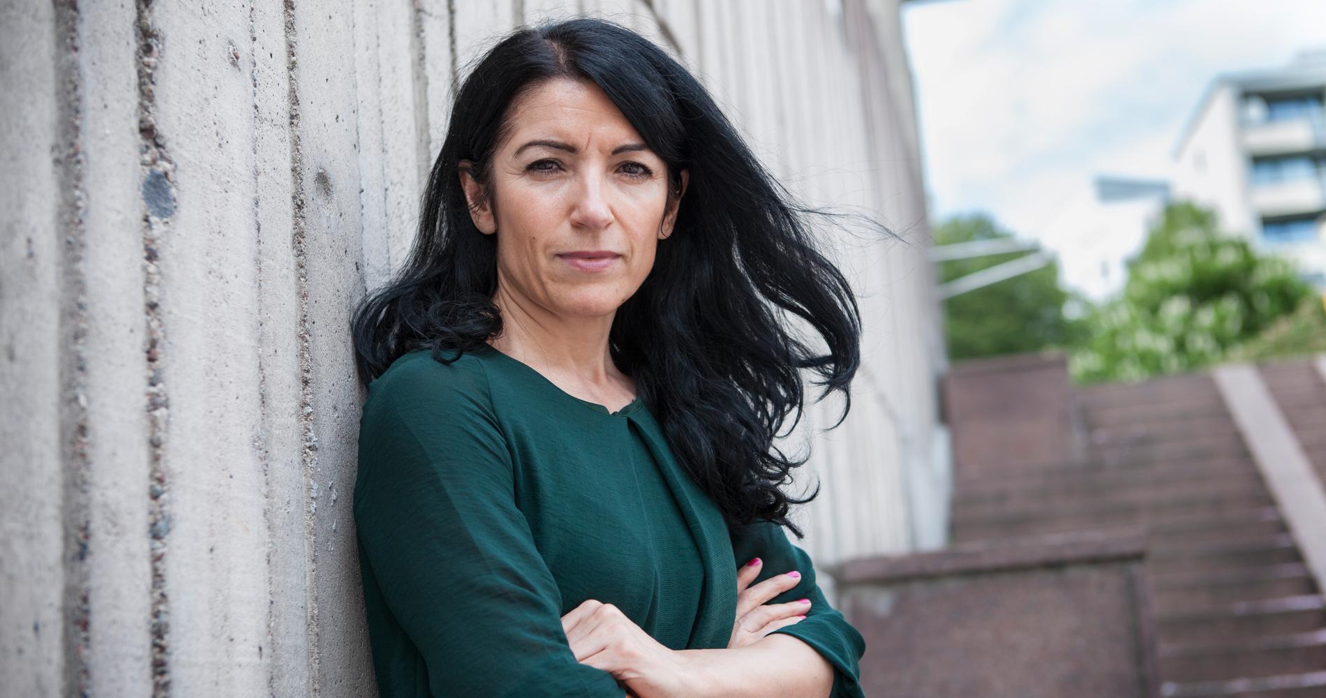 Förra vänsterpartisten Amineh Kakabaveh är numera politisk vilde i riksdagen, men hon väntas stödja Magdalena Andersson (S) i valet till ny statsminister.