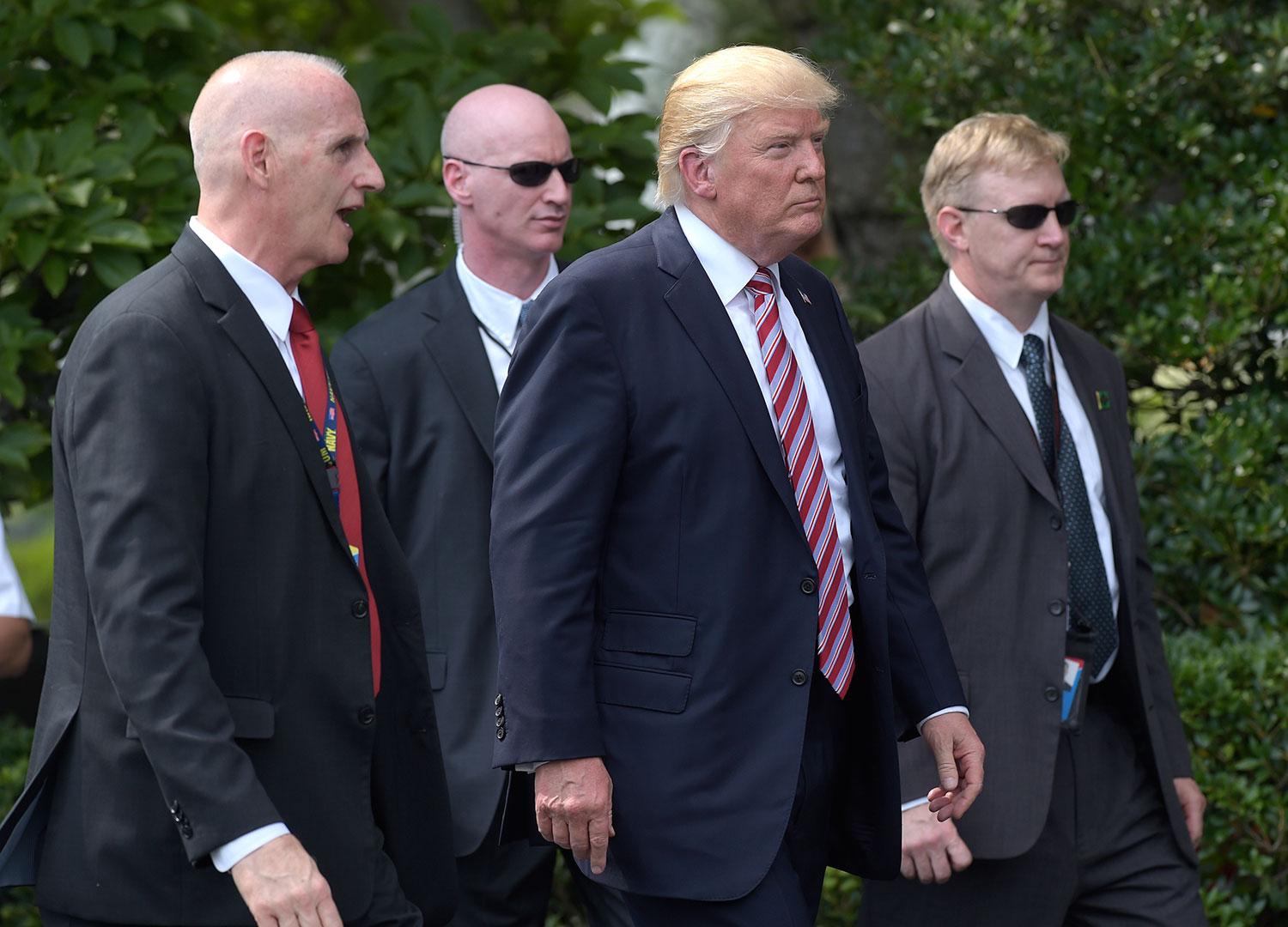 President Trump tillsammans med några av sina livvakter. 