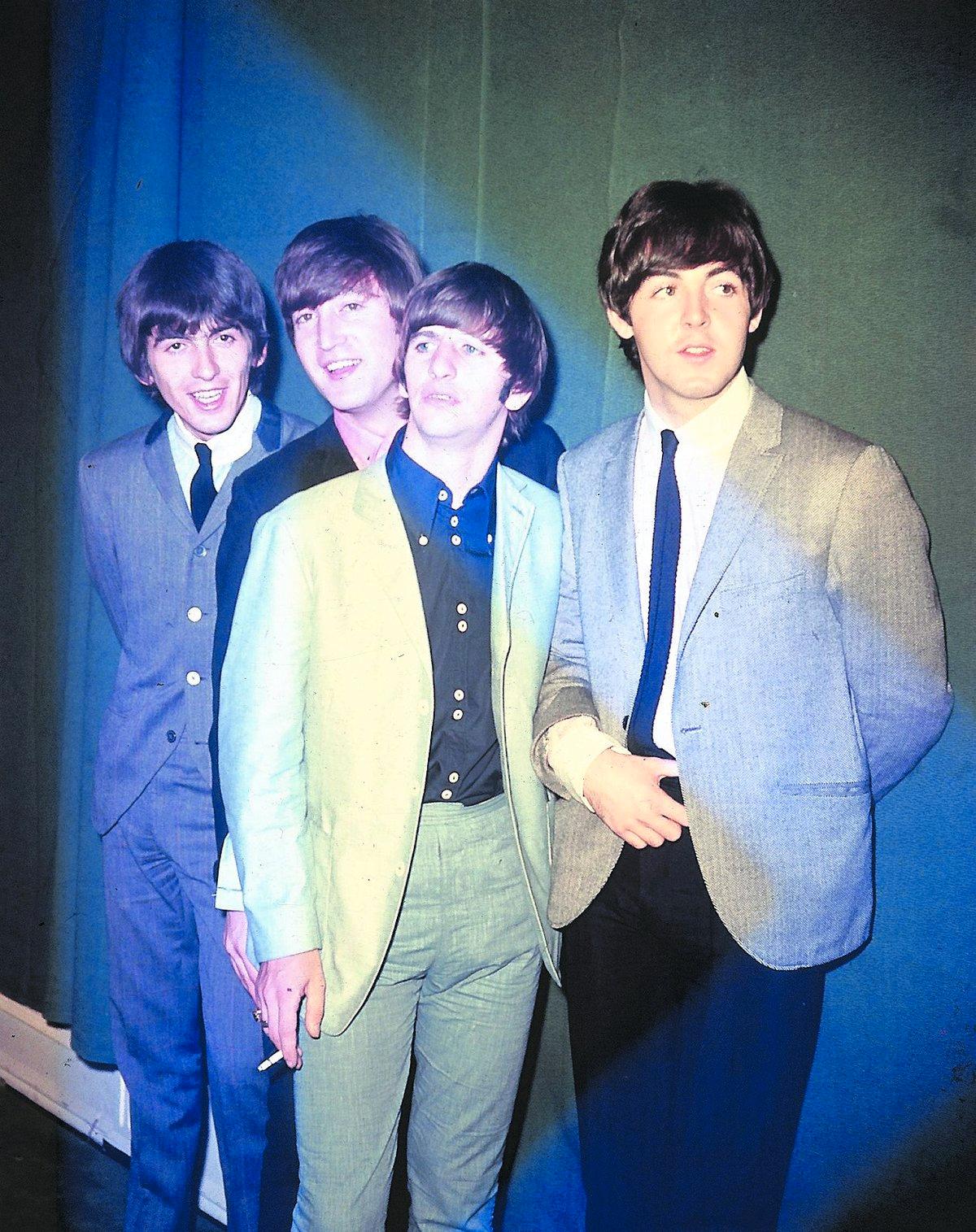 rykande heta 40 år har gått sedan George, John, Ringo och Paul splittrades. Nu går det att köpa deras låtar digitalt sedan Apple och EMI kommit överens efter sju års förhandlingar.