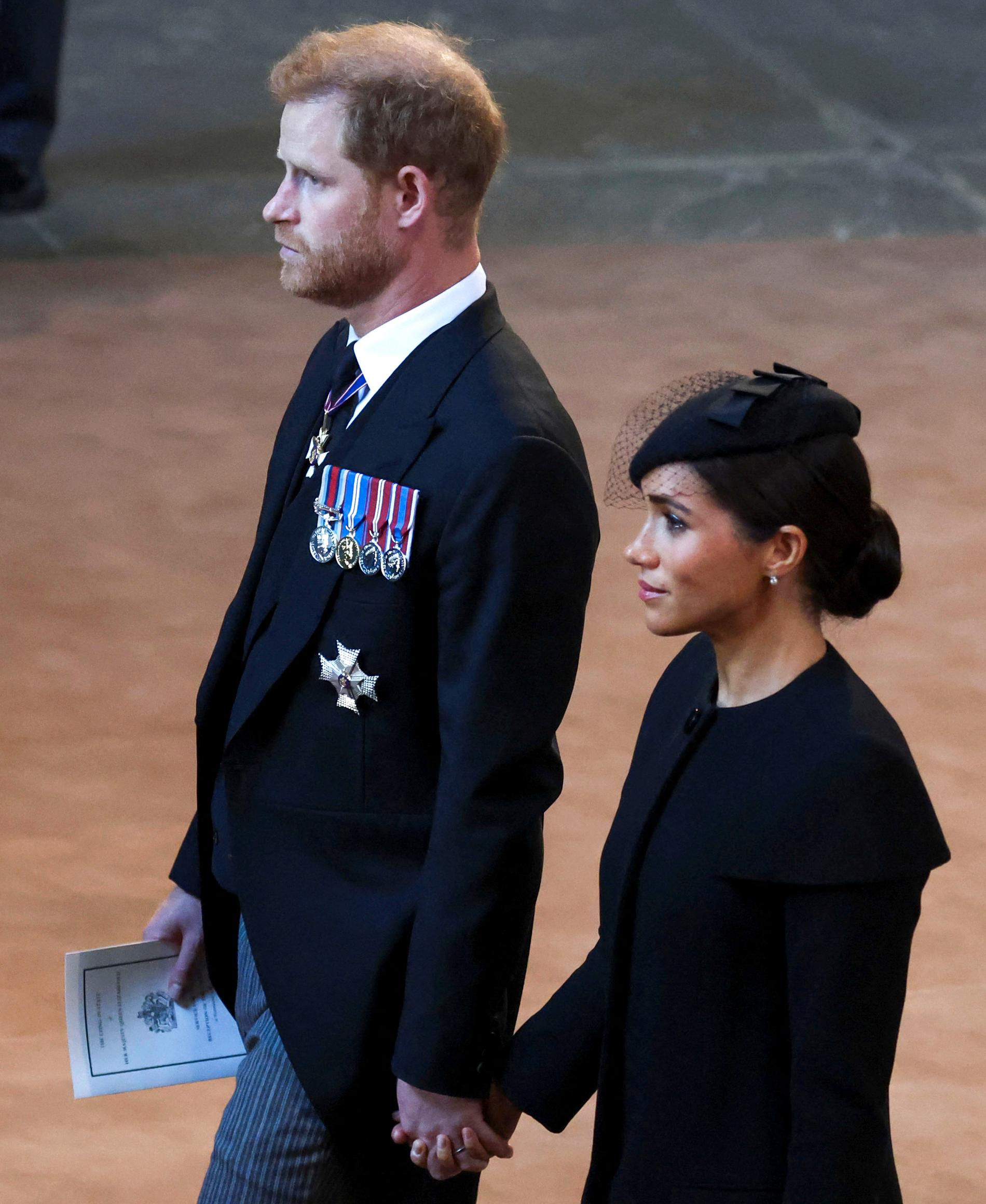 Prins Harry höll sin fru i handen. 