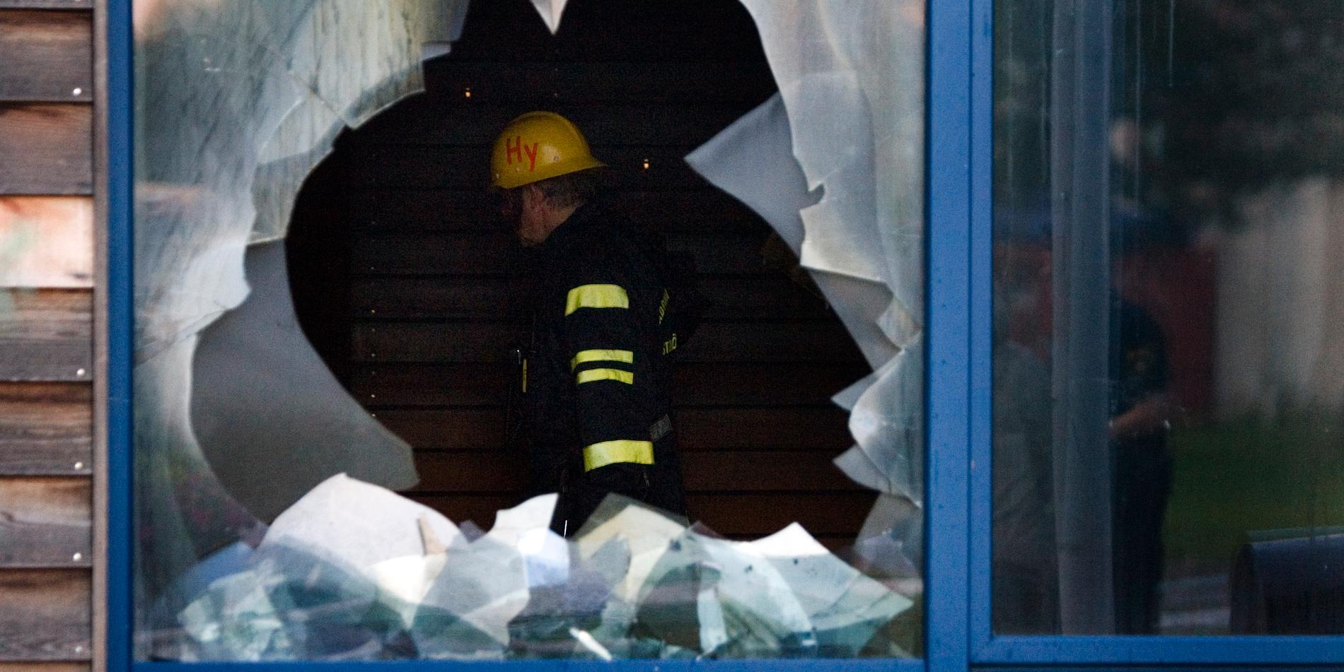 Angered efter att ungdomar krossat fönster och anlagt bränder i ett aktivitetshus. Vandalisering och krossade fönster är en växande utgift för Göteborgs kommun. Arkivbild.