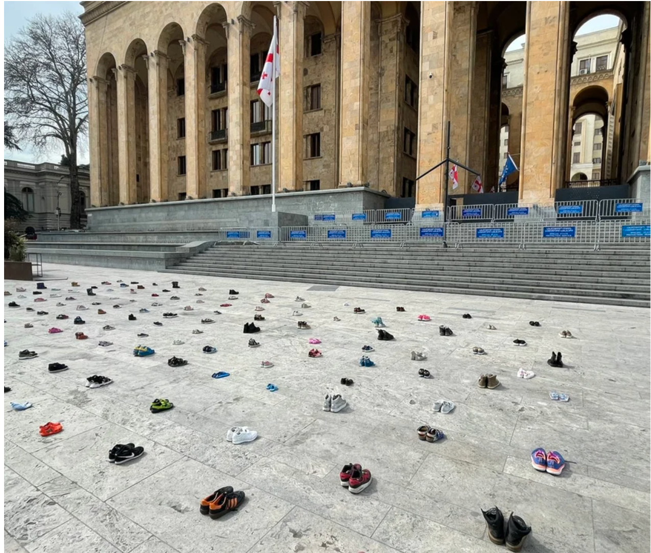 I Georgiens huvudstad arrangerade aktivister i onsdags en symbolisk demonstration för att minnas de 145 barn som hittills dött i kriget i Ukraina.