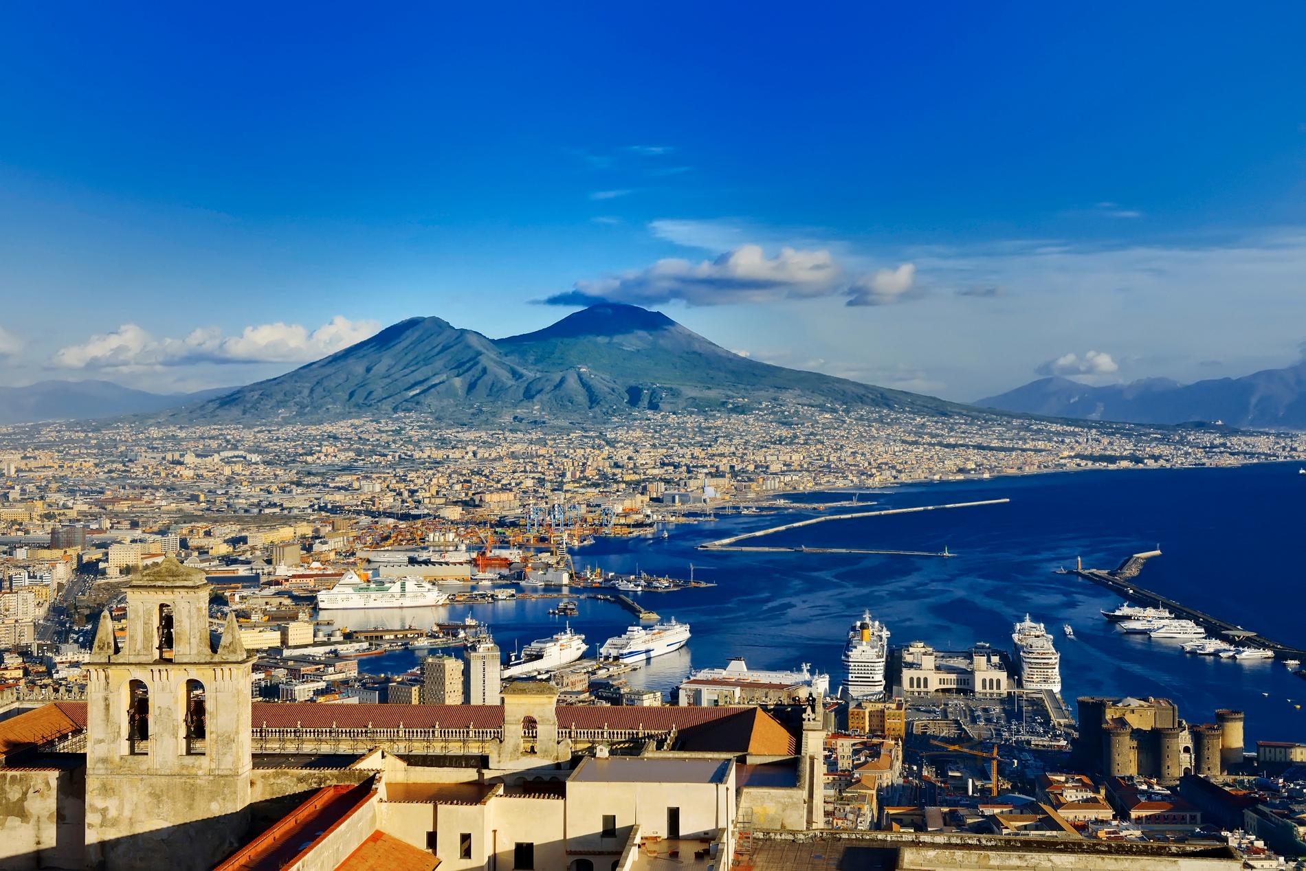 Vy över Neapel med vulkanen Vesuvius i bakgrunden. Arkivbild.