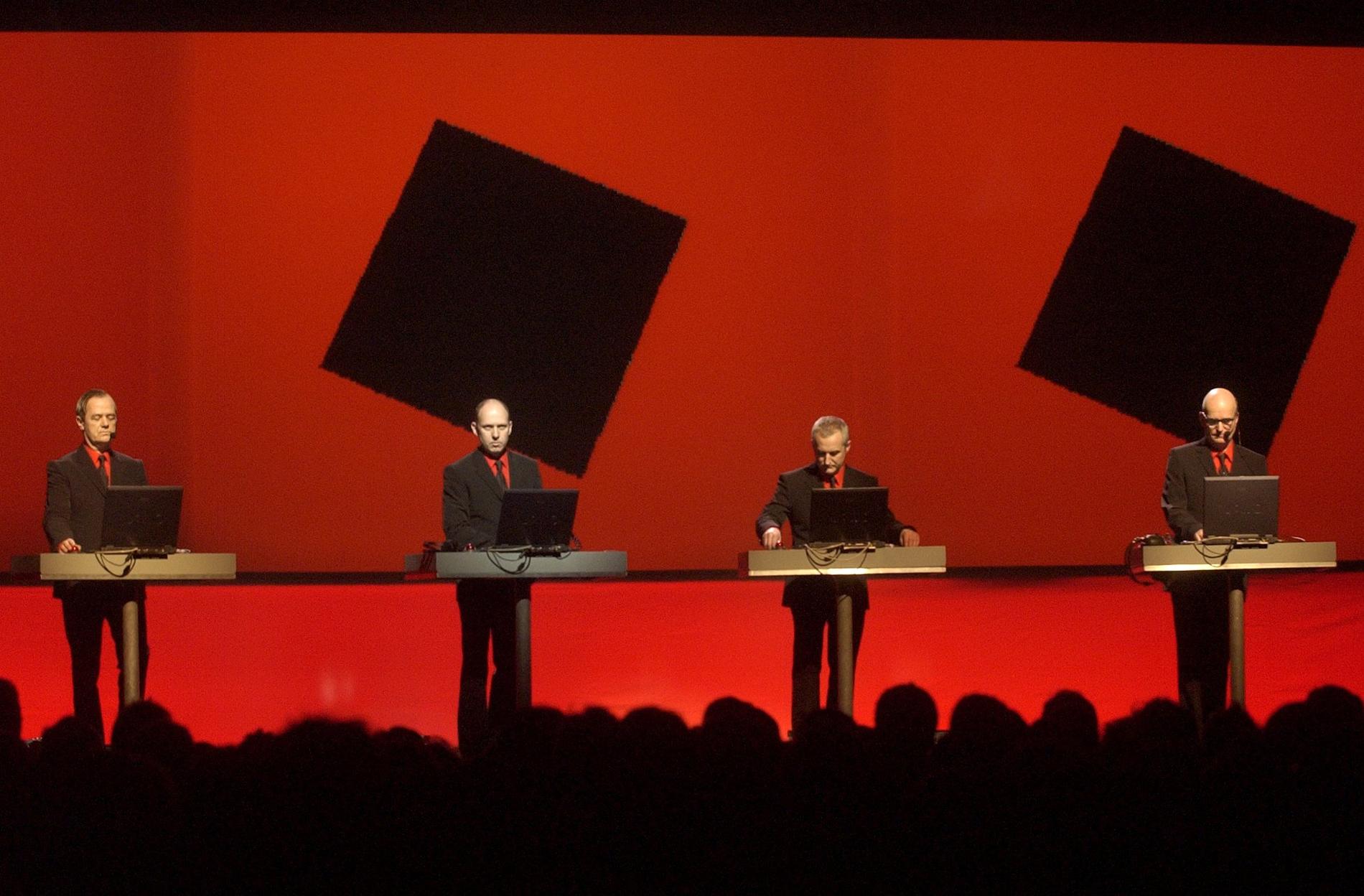 Florian Schneider (längst till höger) i Kraftwerk vid en konsert på Cirkus i Stockholm 2004. Arkivbild.