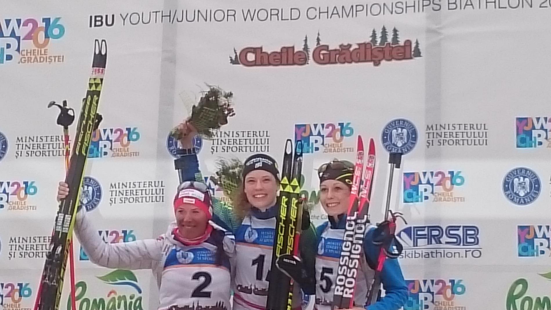 Hanna Öberg (mitten) är den första svenskan någonsin att vinna två JVM-guld inom loppet av ett dygn.