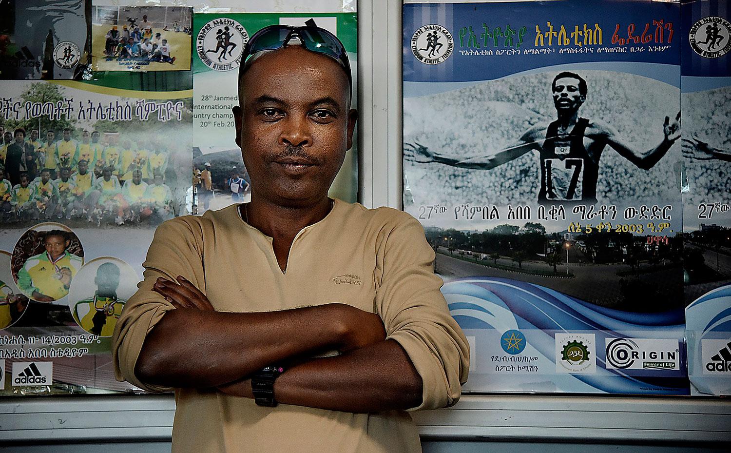 Sileshi Bisrat är kommunikatör på Etiopiens friidrottsförbund, och menar att de aktiva har ett stolt arv att förvalta. Väggen på kontoret pryds av Abebe Bikila, ikonen som barfota sprang hem OS-guldet i maraton 1960.