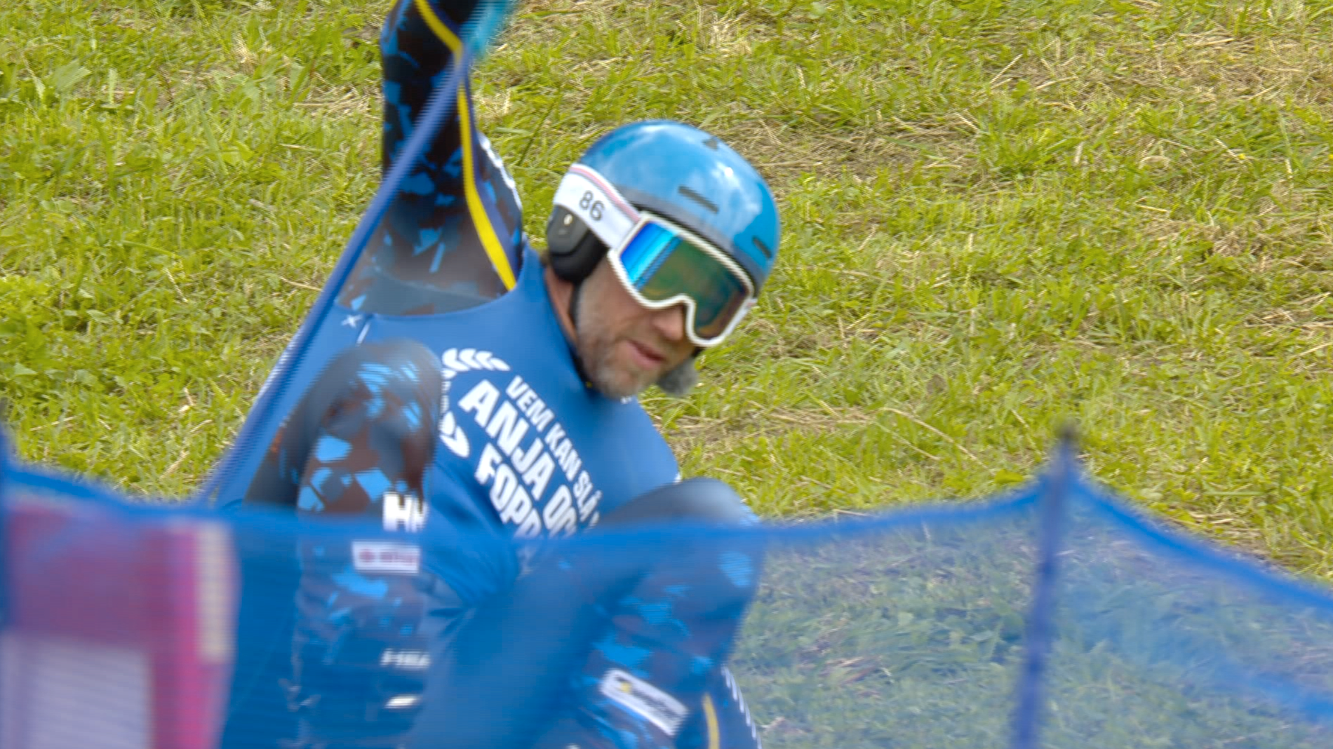 Peter Forsberg faller i slalombacken.