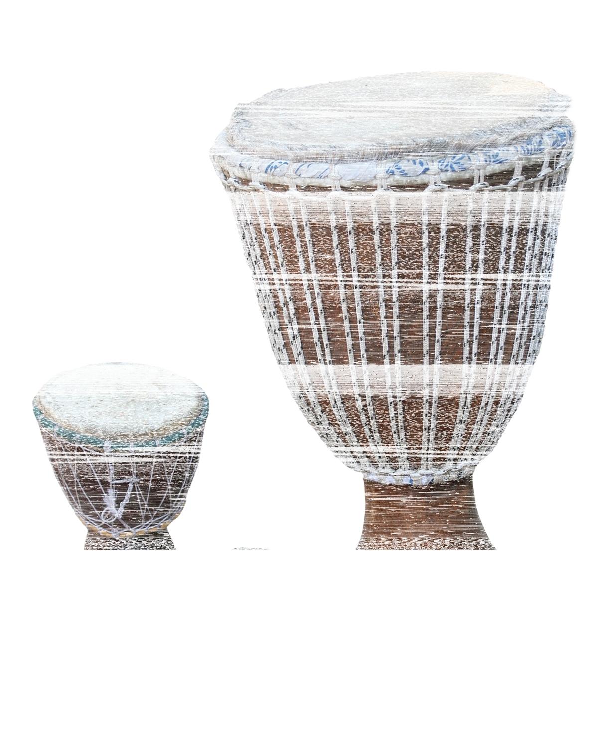 TrummorDjembe – så kallas de traditionella trummorna. De här är gjorda av mangoraträ och getskinn, och finns i olika storlekar.Pruta ordentligt så kan du få en mellanstor variant för: 120 kr.