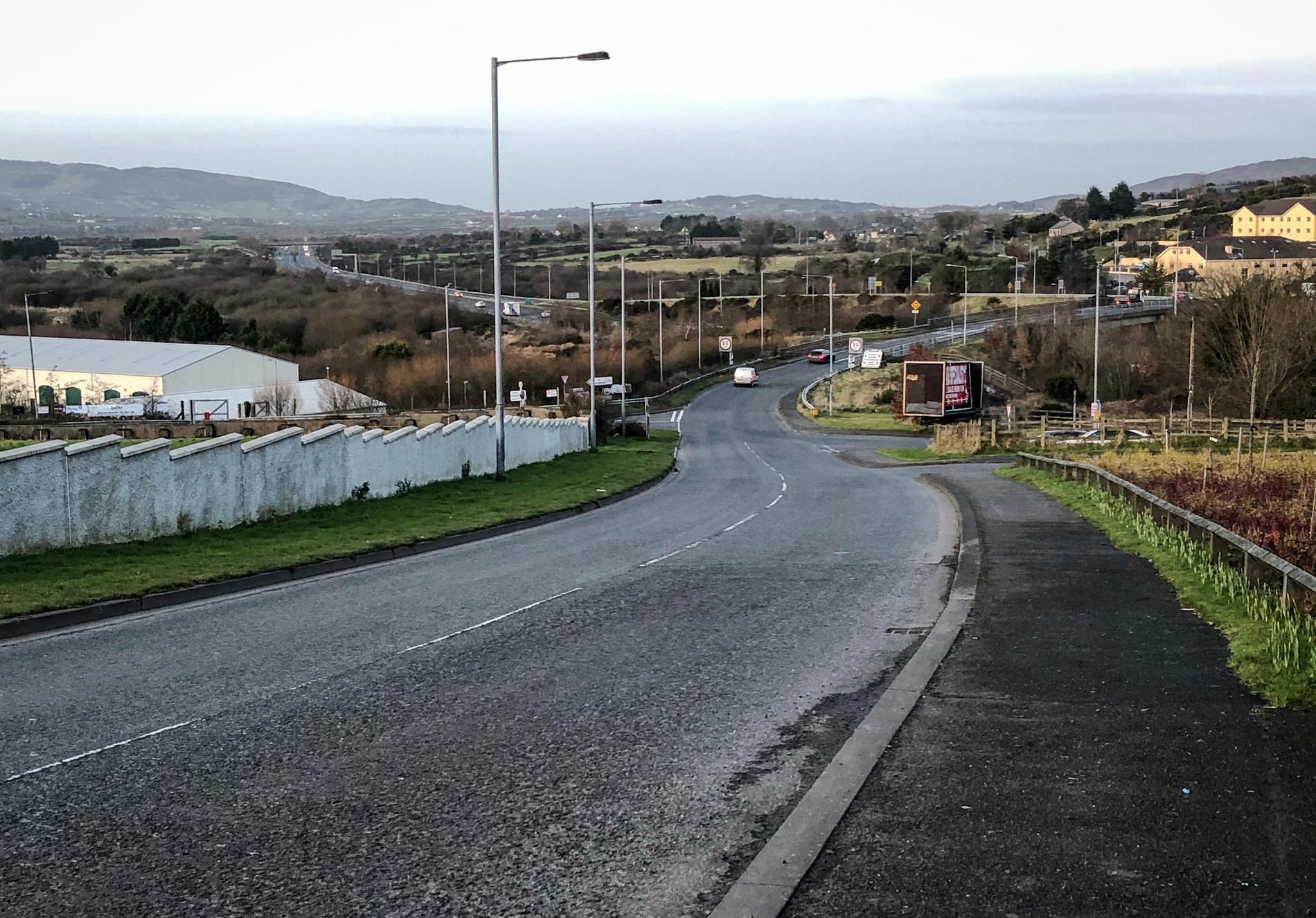 Landsvägen skär över den omärkta gränsen mellan Nordirland och Irland kring byarna Jonesborough och Carrickarnon.