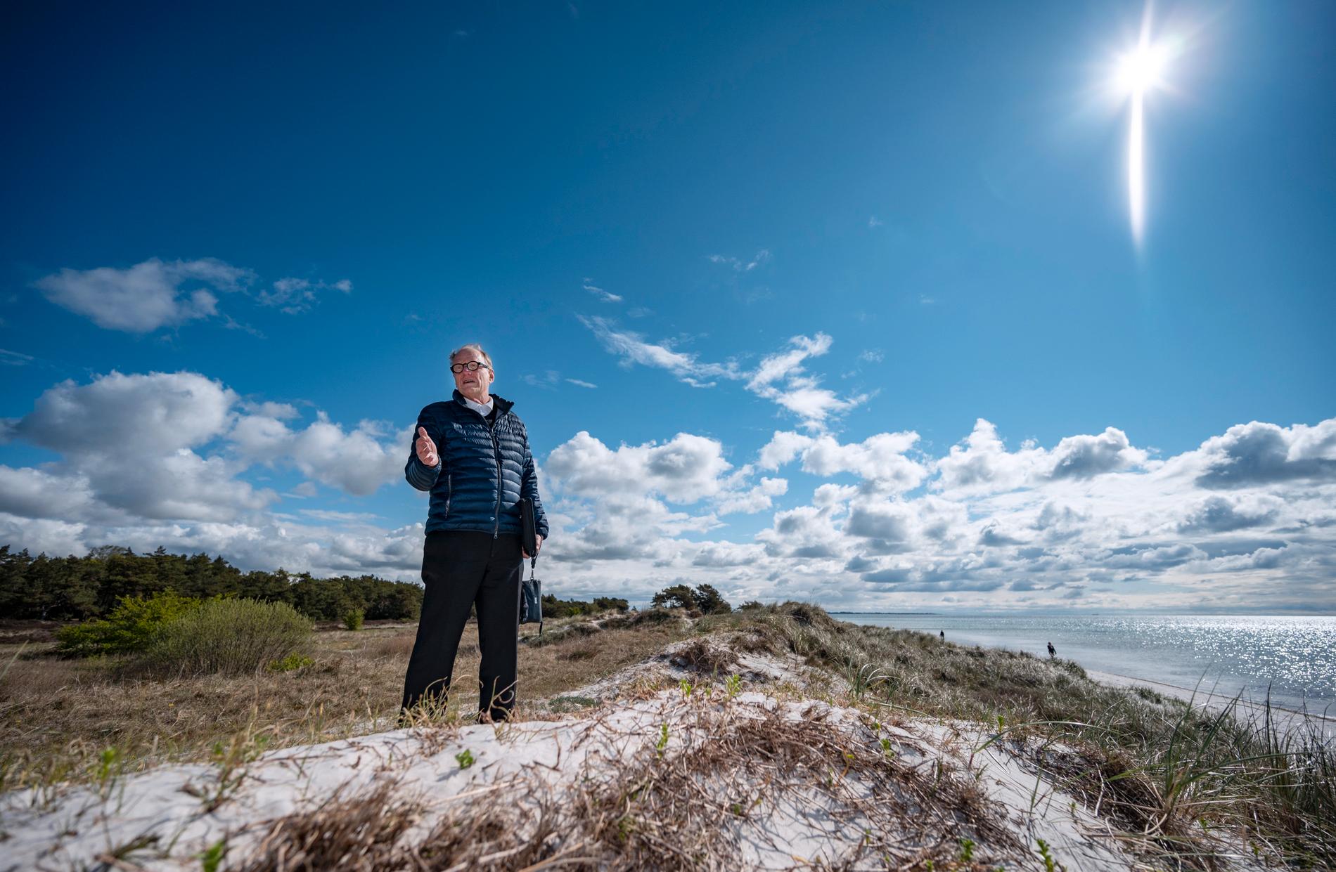 Peter Vilén, som har sommarhus i Ljungskogen, i solen på sanddynerna utmed havet.