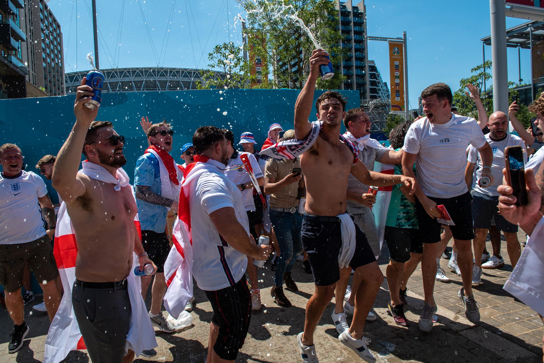 Engelska fans firar i samband med premiärmatchen mot Kroatien.