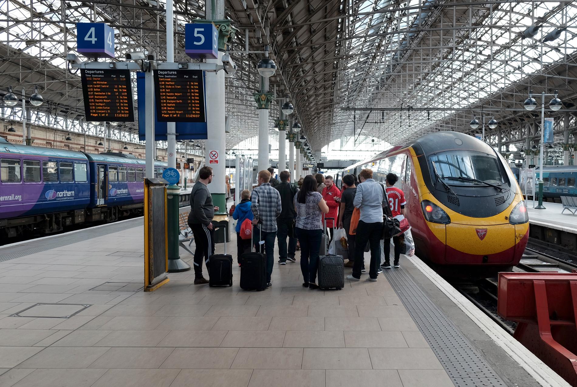 Många olika operatörer gör det brittiska tågsystemet svåröverskådligt. Här står ett Virgin-tåg (till höger) inne på Piccadilly-stationen i Manchester.