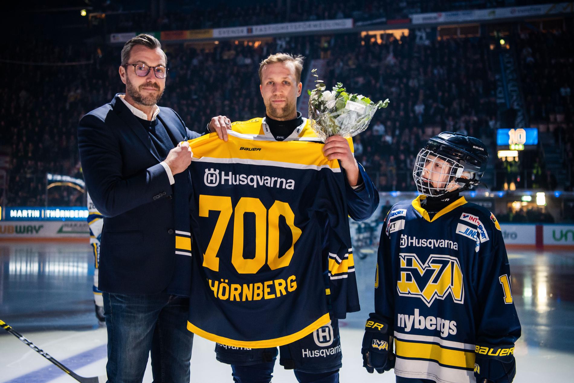 Martin Thörnberg uppmärksammas för sin 700e SHL-match i december i fjol. 