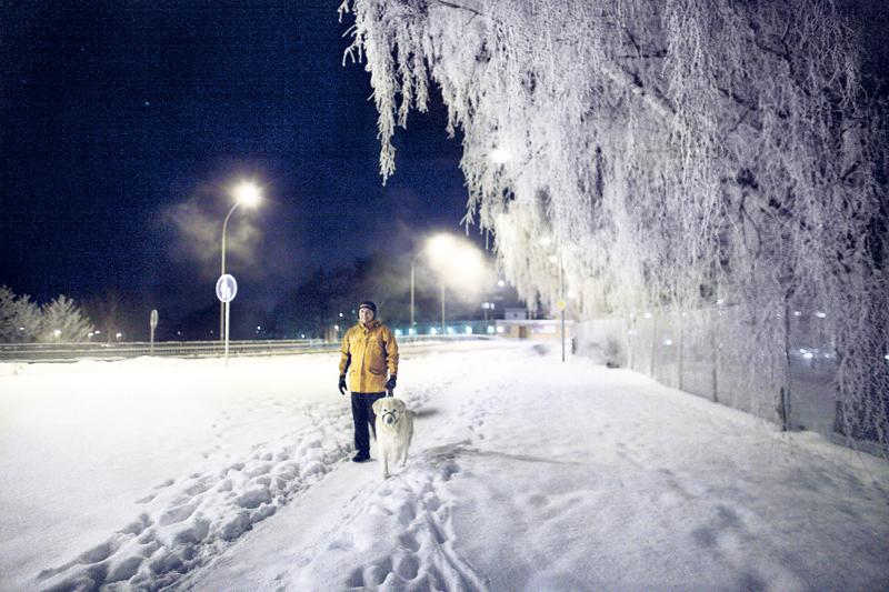 Eskilstuna 22.32 – minus 27 En ensam hundägare promenerar i Eskilstuna i går kväll. Då var det –27 grader.