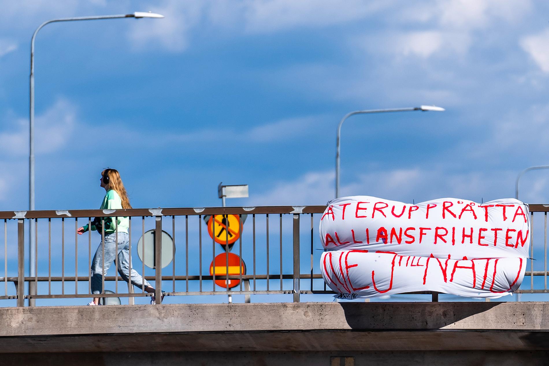 Ett lakan med texten "Återupprätta alliansfriheten, säg nej till Nato" har hängts upp vid riksväg 73 i höjd med Gullmarsplan i Stockholm.
