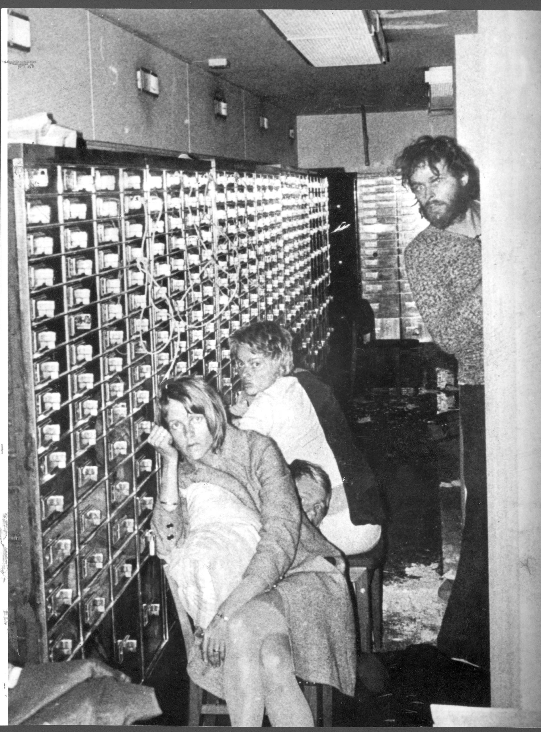 Den kanske mest kända bilden från Norrmalmstorgsdramat 1973, tagen av en poliskamera som sänkts ner i bankvalvet och visar Clark Olofsson, till höger, och gisslan till vänster.