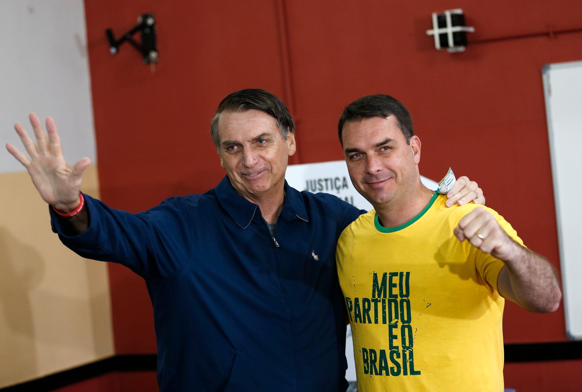 Jair Bolsonaro tillsammans med äldste sonen Flávio. Bilden är från presidentvalskampanjen i oktober 2018.