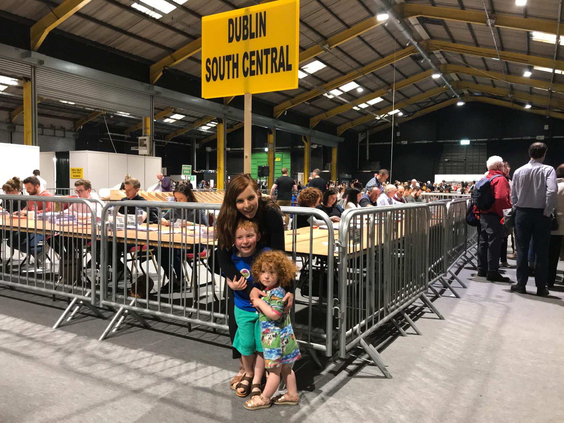 Ja-anhängaren Alice Fitzgerald med barnen Evie och Sam vid ett besök i en vallokal i Dublin där rösterna efter folkomröstningen räknades.