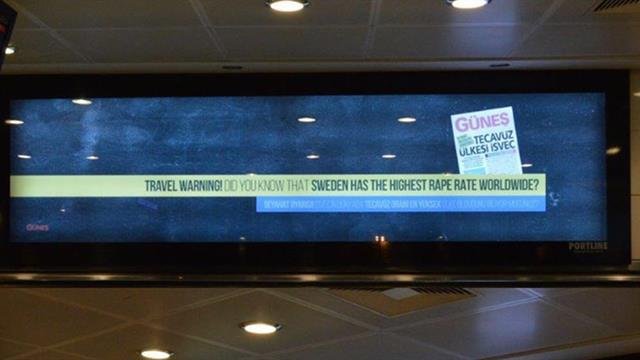 Den regeringstrogna tidningen skriker ut sitt varnande budskap på den internationella flygplatsen i Istanbul.