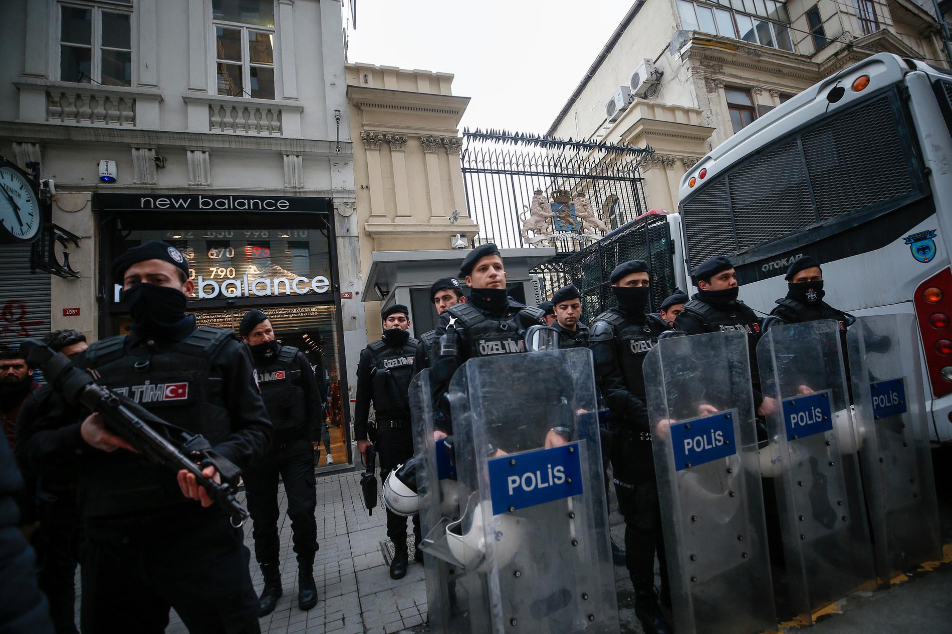 Polis utanför Nederländernas ambassad i Turkiet.